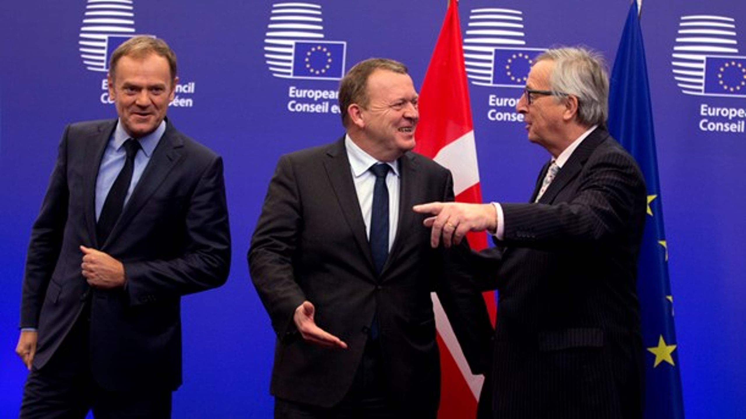 Den danske statsminister Lars Løkke Rasmussen (V) læner sig mere op af formanden for Det Europæiske Råd Donald Tusk (t.v.) end EU-Kommissionens formand Jean-Claude Juncker (t.h.), når det kommer til EU's fremtid.&nbsp;