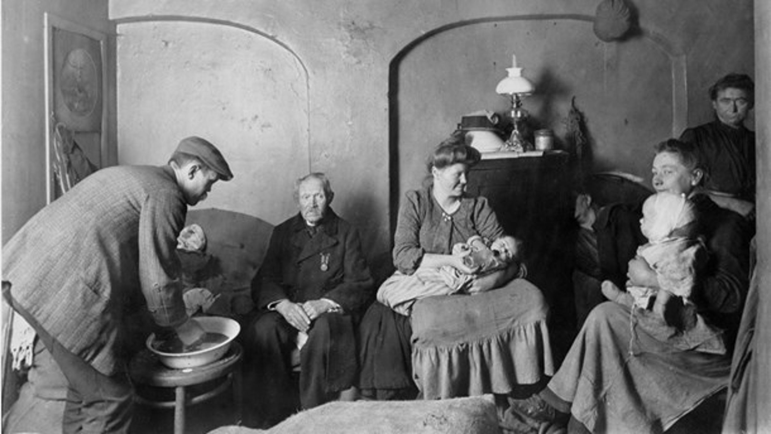 FØR VELFÆRDSSTATEN: Fattig københavnsk familie ca. 1910.