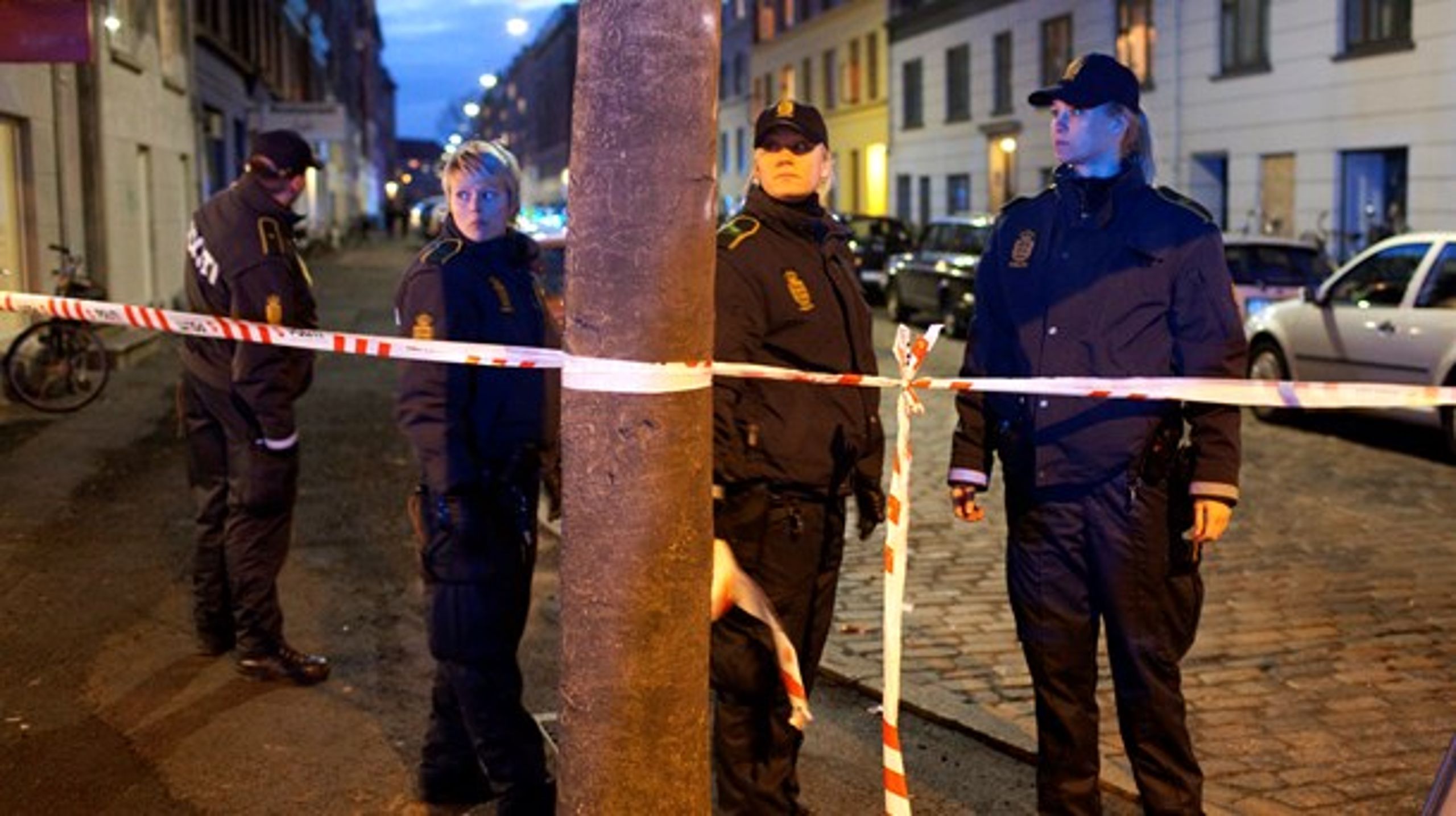 Politiets arbejde med psykisk syge er en voksende udfordring, skriver politiformand Claus Oxfeldt. Billedet er fra 2009, hvor betjente skød og dræbte en 32-årig psykisk syg mand på Nørrebro, efter han havde såret de to betjente med en sabel.