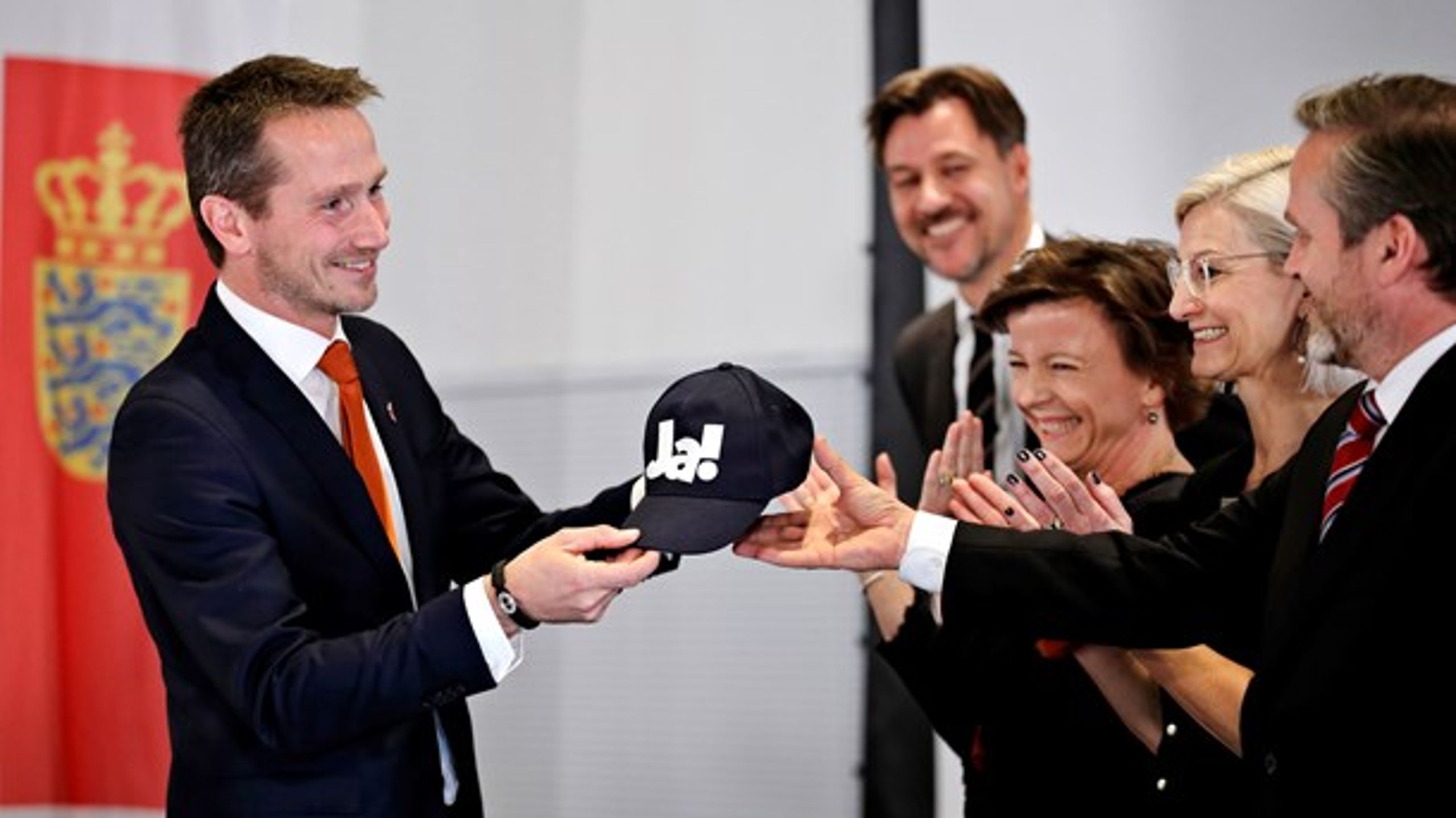 Kristian Jensen (V) gav Anders Samuelsen (LA) en symbolsk ja-hat, da sidstnævnte blev indsat som udenrigsminister.&nbsp;