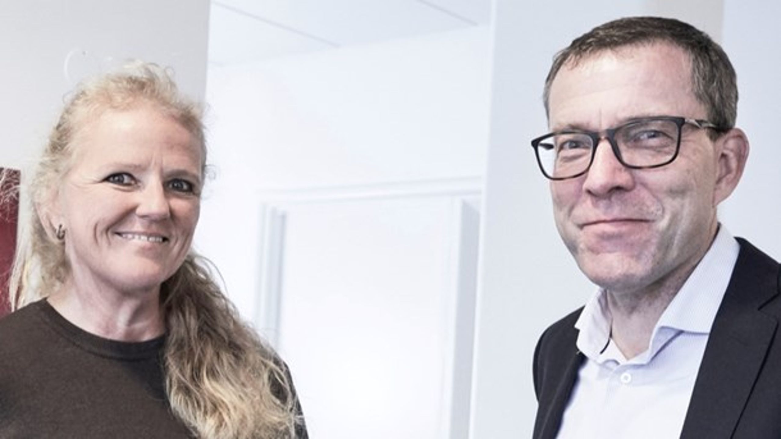 DRs seneste kampagne mod "de dyre direktører" bidrager kun til skabe et øget skel mellem den offentlige og den private sektor, skriver Tina Overgaard og Henning Meldgaard.