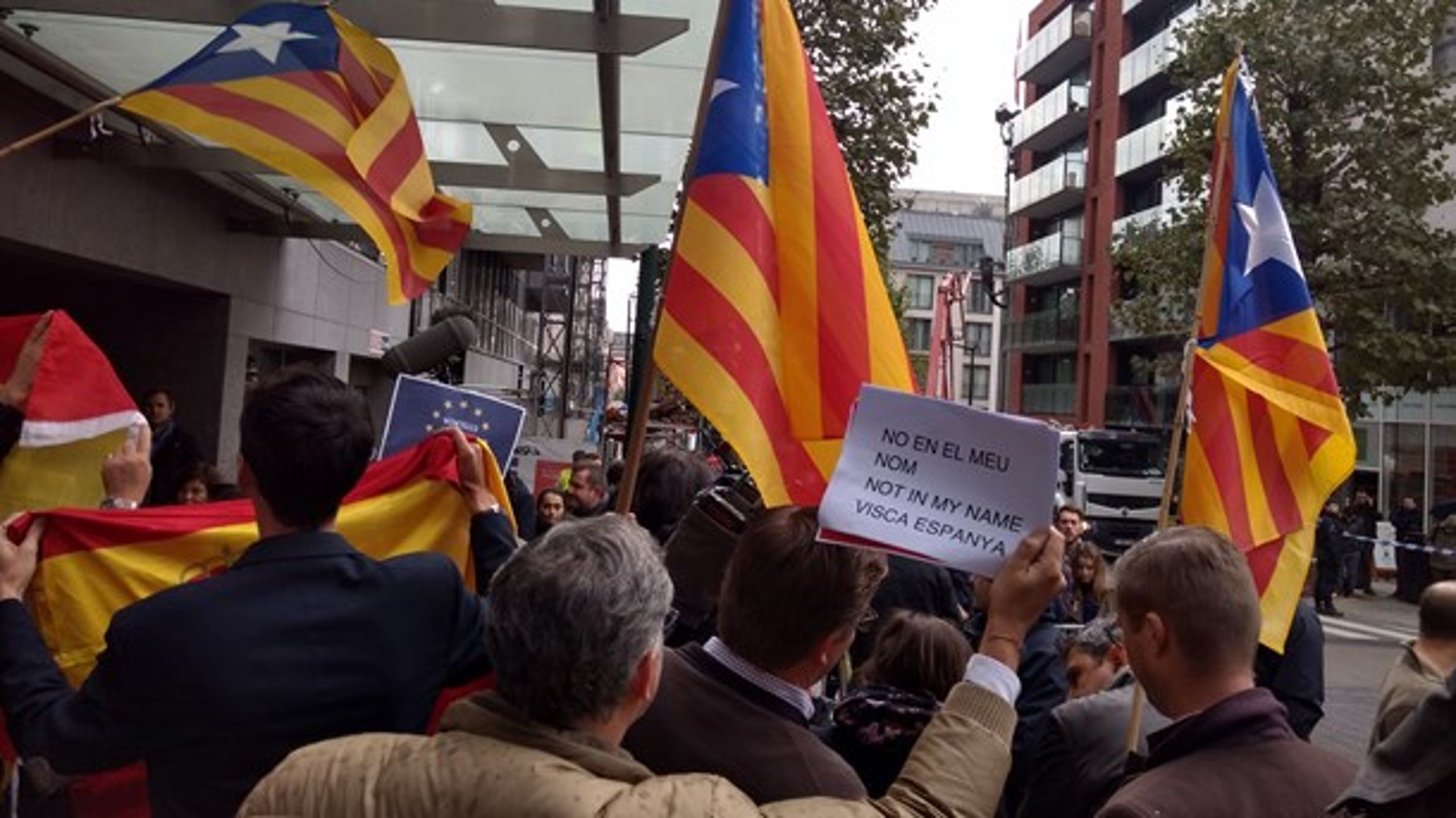 En stor mængde demonstranter var mødt op for at udtrykke deres holdning til Cataloniens afsatte&nbsp;præsidents fremmøde i Bruxelles tirsdag.