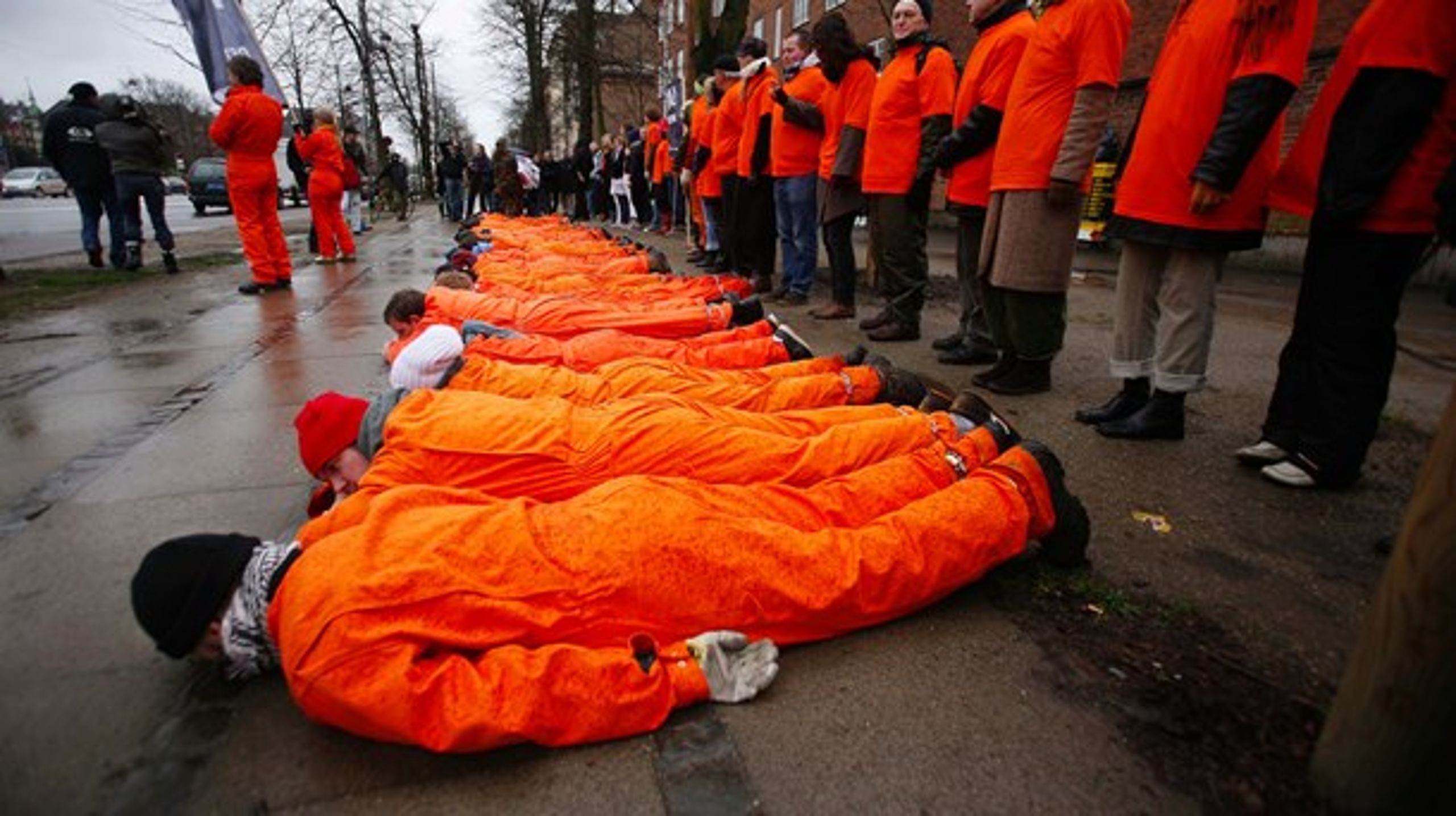 Demonstranter protesterer mod Guantanamo-fængslet foran den amerikanske ambassade i København, 2007. [Foto: AP].<br><br>