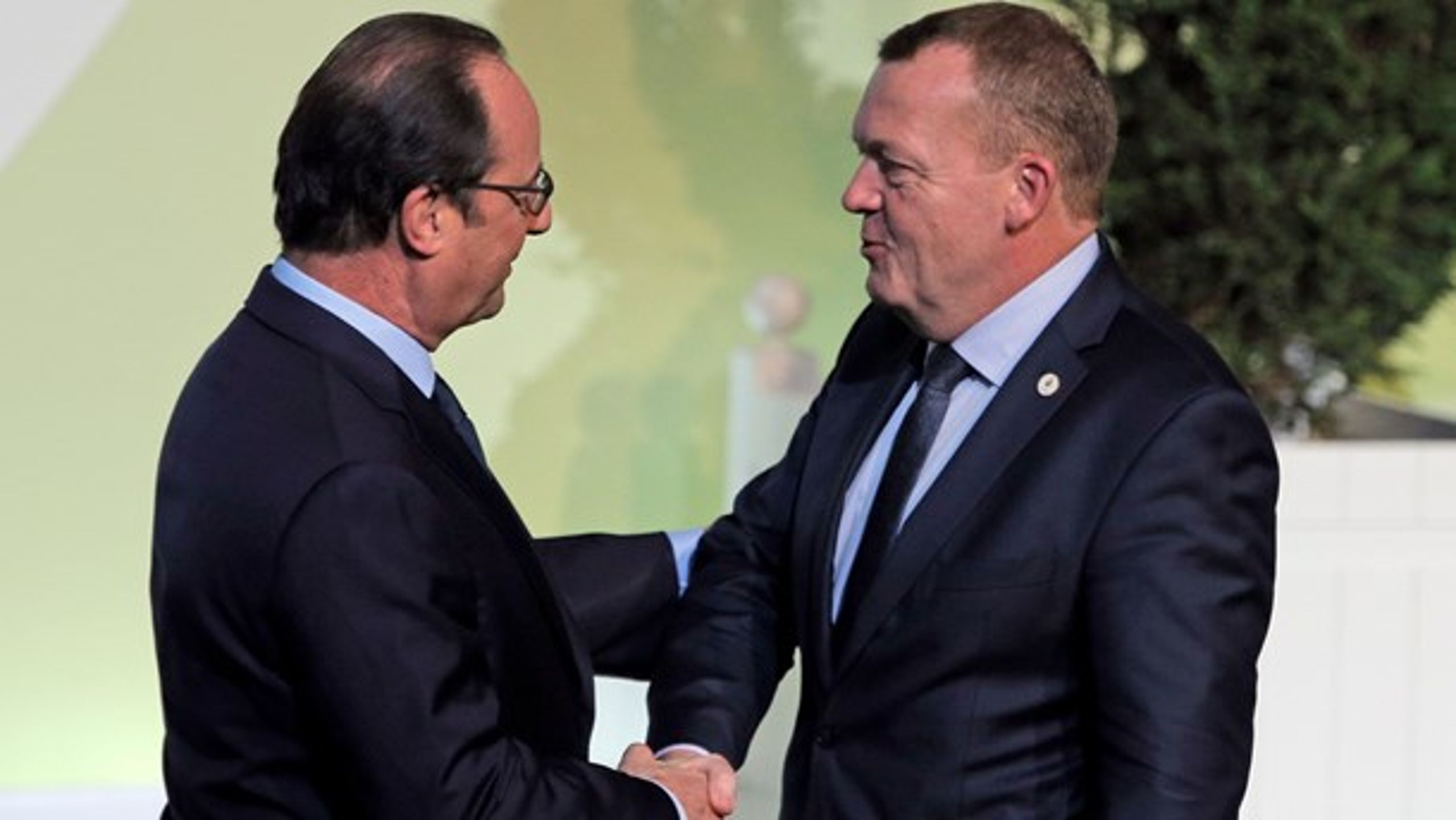 Statsminister Lars Løkke Rasmussen (V) hilser på den daværende&nbsp;franske præsident François Hollande til COP21.