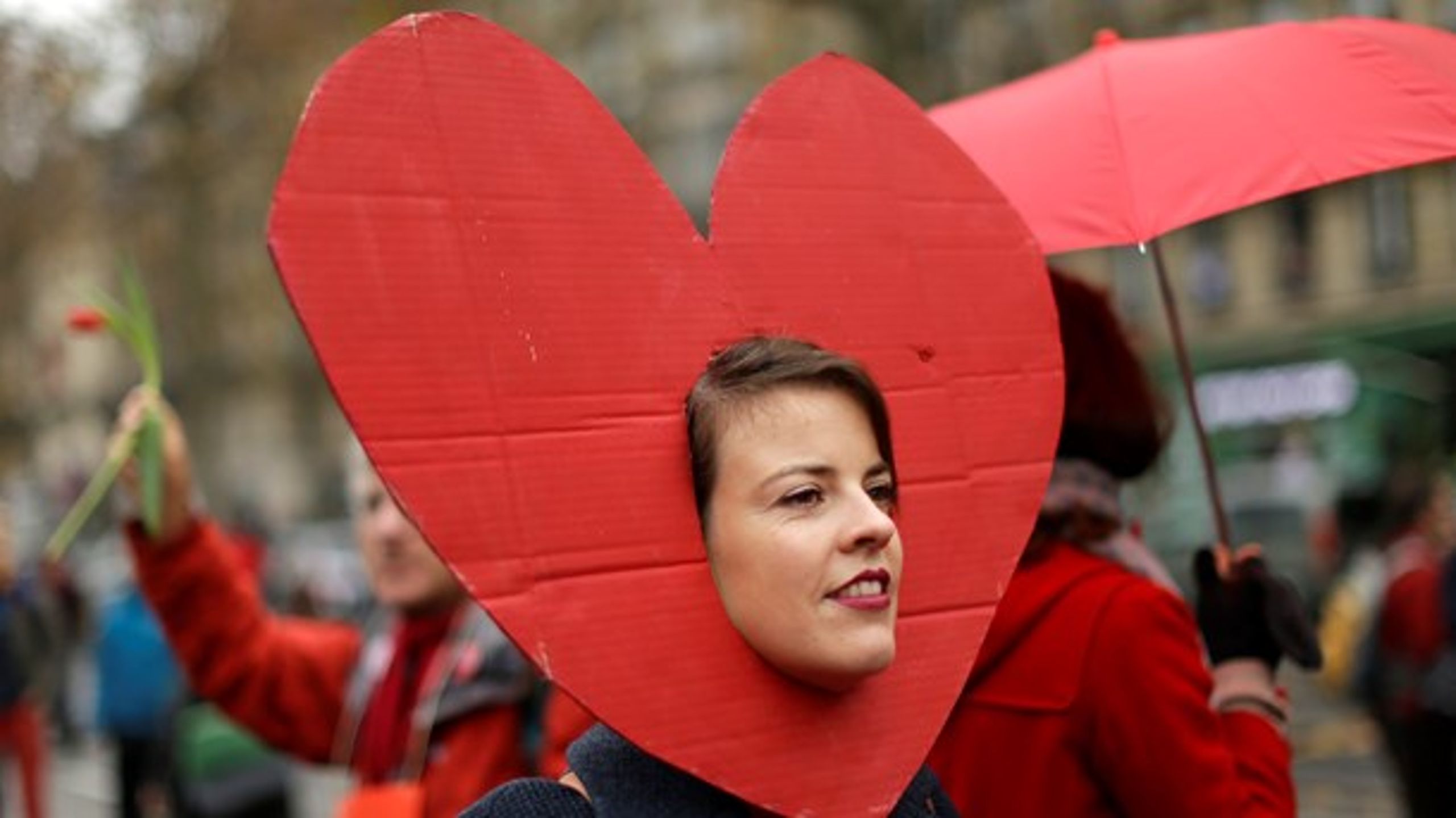 En klimaaktivist er på gaden til COP21 i Paris i 2015.