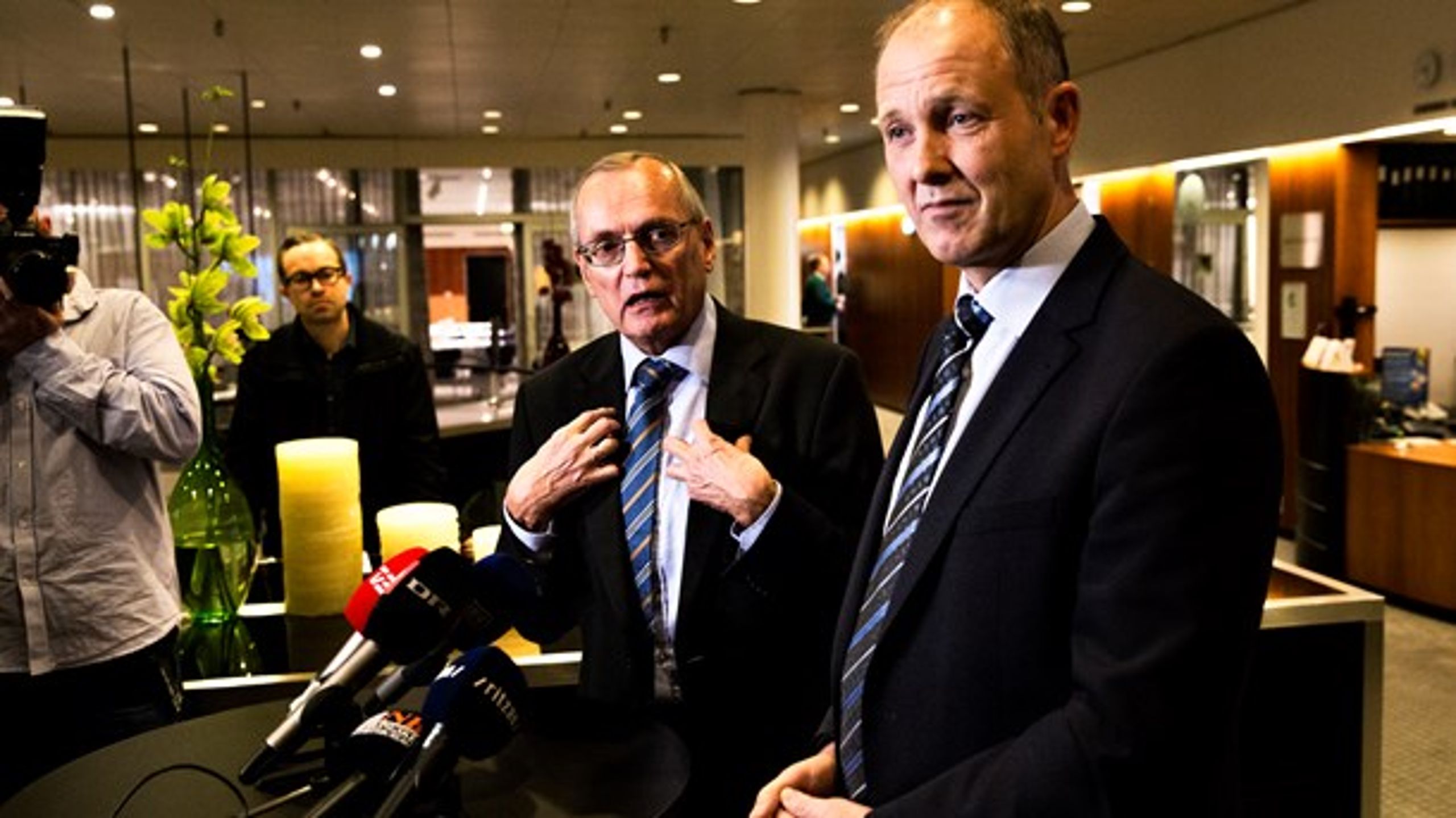 Regionsrådsformand Bent Hansen (S) og Kalundborg-borgmester og KL-formand&nbsp;Martin Damm (V) er blandt de lokal- og regionalpolitikere, som tjener mere end Lars Løkke Rasmussen.