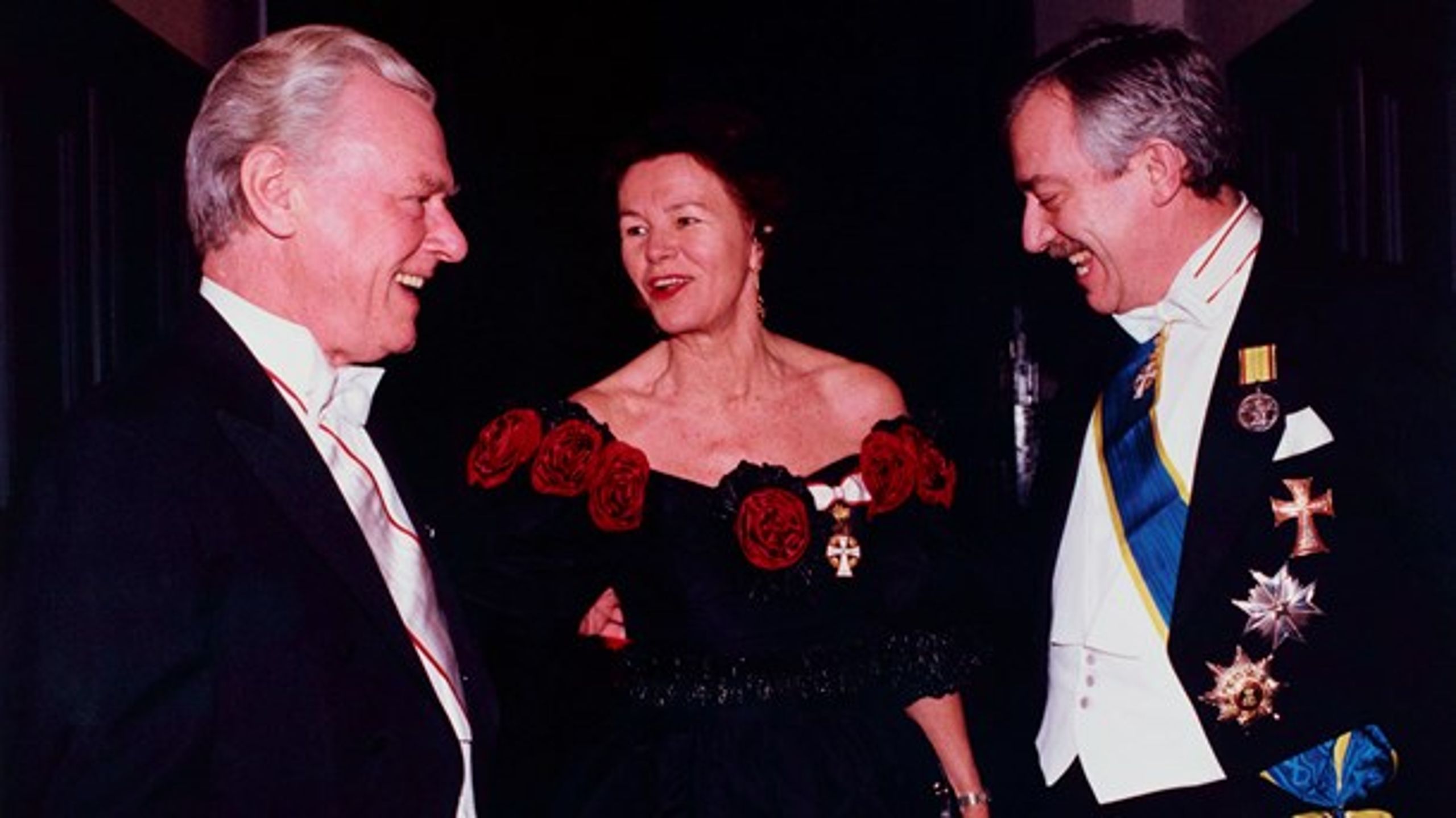 Tidligere kulturminister Grethe Rostbøll (K) her i selskab med Poul Schlüter og Uffe Ellemann Jensen til&nbsp;Dronning Margrethes nytårstaffel i residenspalæet på Amalienborg.