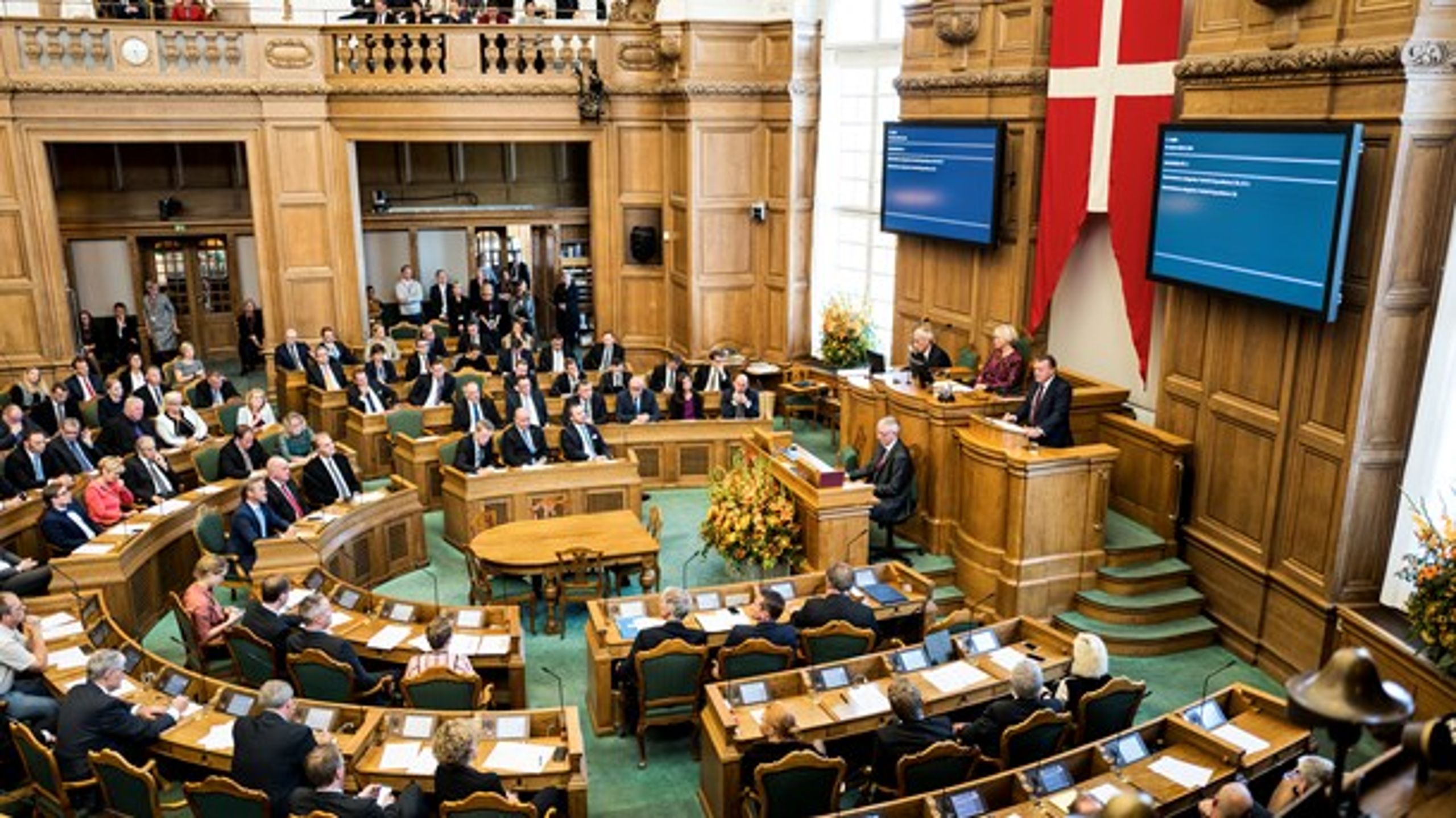 Hvorvidt flere end&nbsp;3.000 udlændinge skal tildeles dansk statsborgerskab, skal i dag 1. behandles i Folketingssalen.&nbsp;