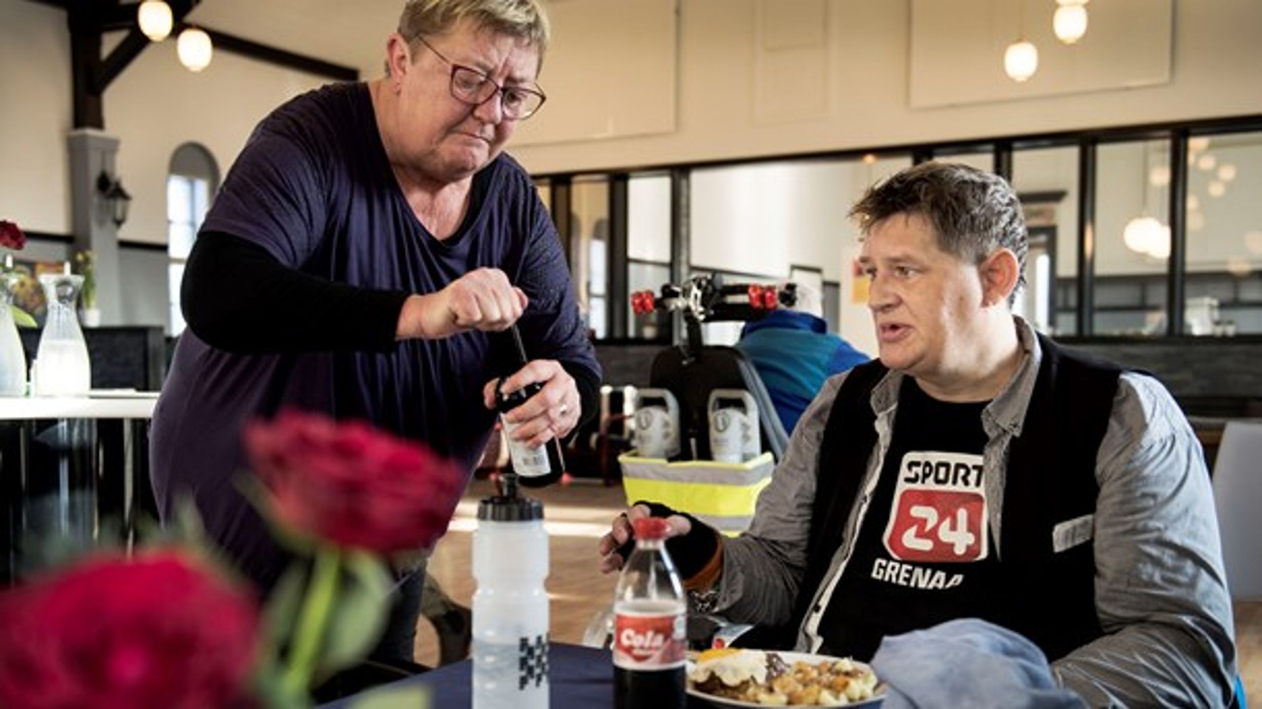 Frivillige giver et væsentligt bidrag til velfærden i Danmark, mener regeringen. Billedet her er fra værestedet for socialt udsatte, Café Grenaa.