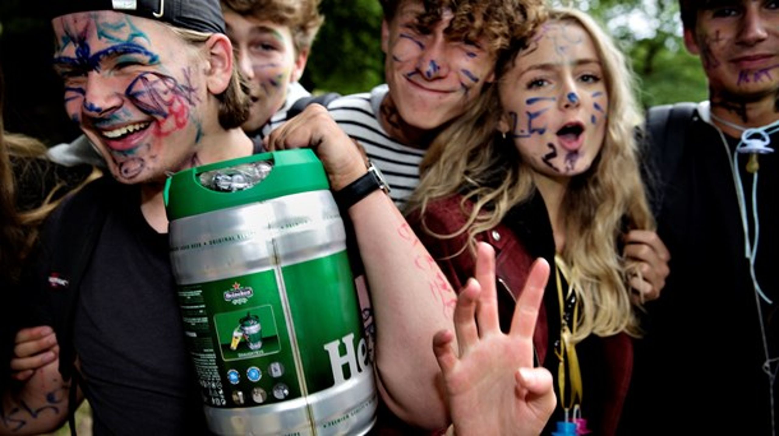 PUTTEFEST: Unge i Dyrehaven, hvor hundredevis af gymnasieelever møder op til skolestart og drikker&nbsp;store mængder alkohol.<br>