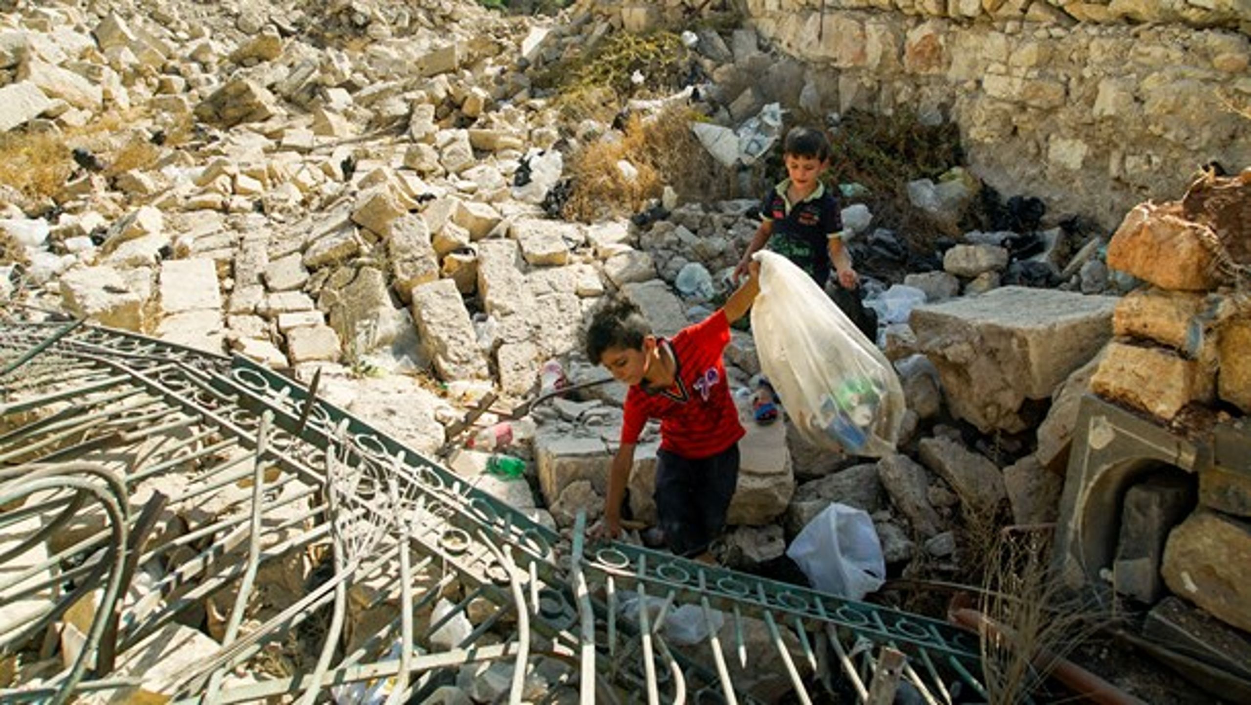 <span>MINDRE HJÆLP: Små drenge leder efter dåser i det krigshærgede Aleppo. <b>Foto: AP/Max Black</b></span>