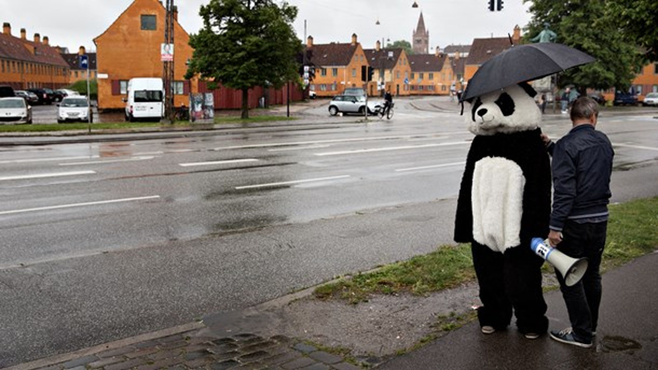 På vegne af WWF Verdensnaturfonden stod denne panda klar til at give Lars Løkke en krammer ved stemmeafgivelsen til Folketingsvalget i 2015. Nu kritiserer fhv. klimachef WWF's nye strategi.