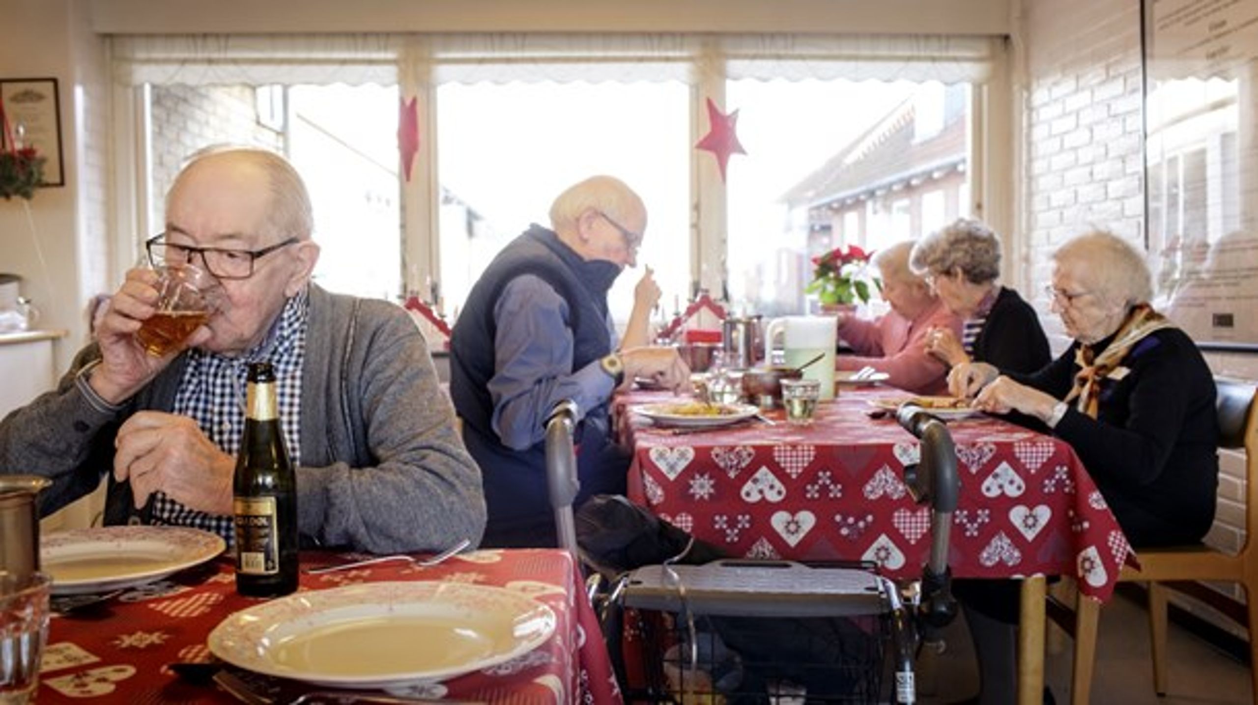 For mange ældre hænger underernæring sammen med ensomhed, for det er godt for appetitten at spise sammen med andre. Her er det julefrokost på plejehjemmet Bjergbyparken ved Slagelse.