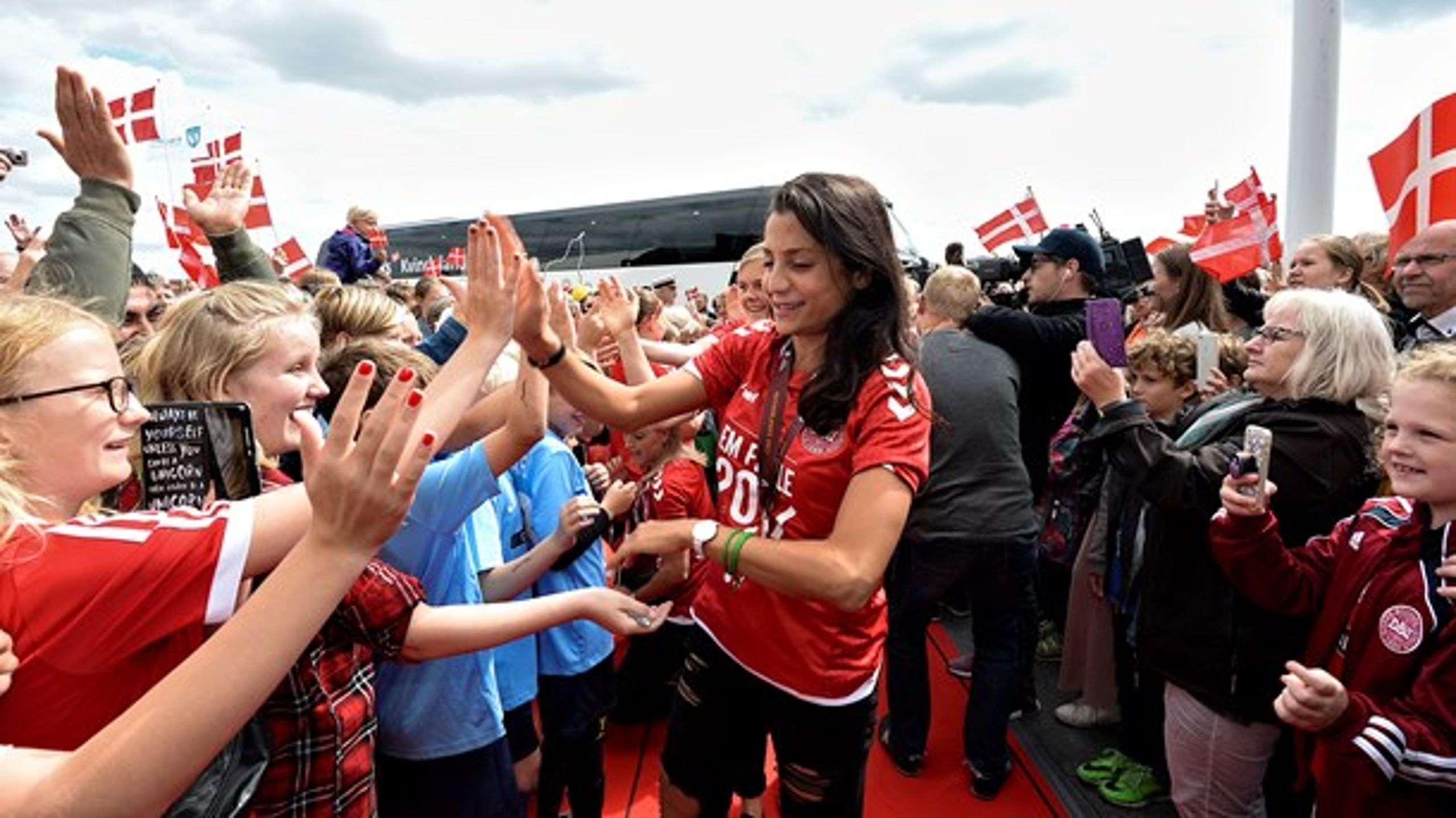 Rådhuset i Viborg var tæt pakket med gratulanter, der gerne ville hylde de danske fodboldkvinder, der vendte hjem fra EM i kvindefodbold i Holland.