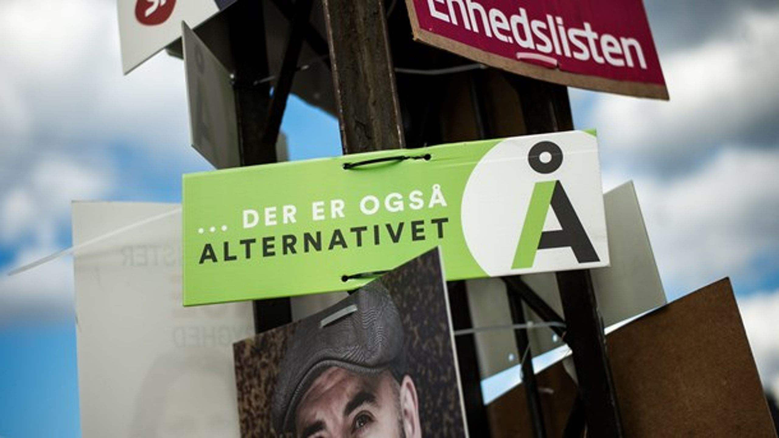 Uffe Elbæks parti er plaget af intern uro på grund af en sag om krænkelse og en overdreven festkultur.