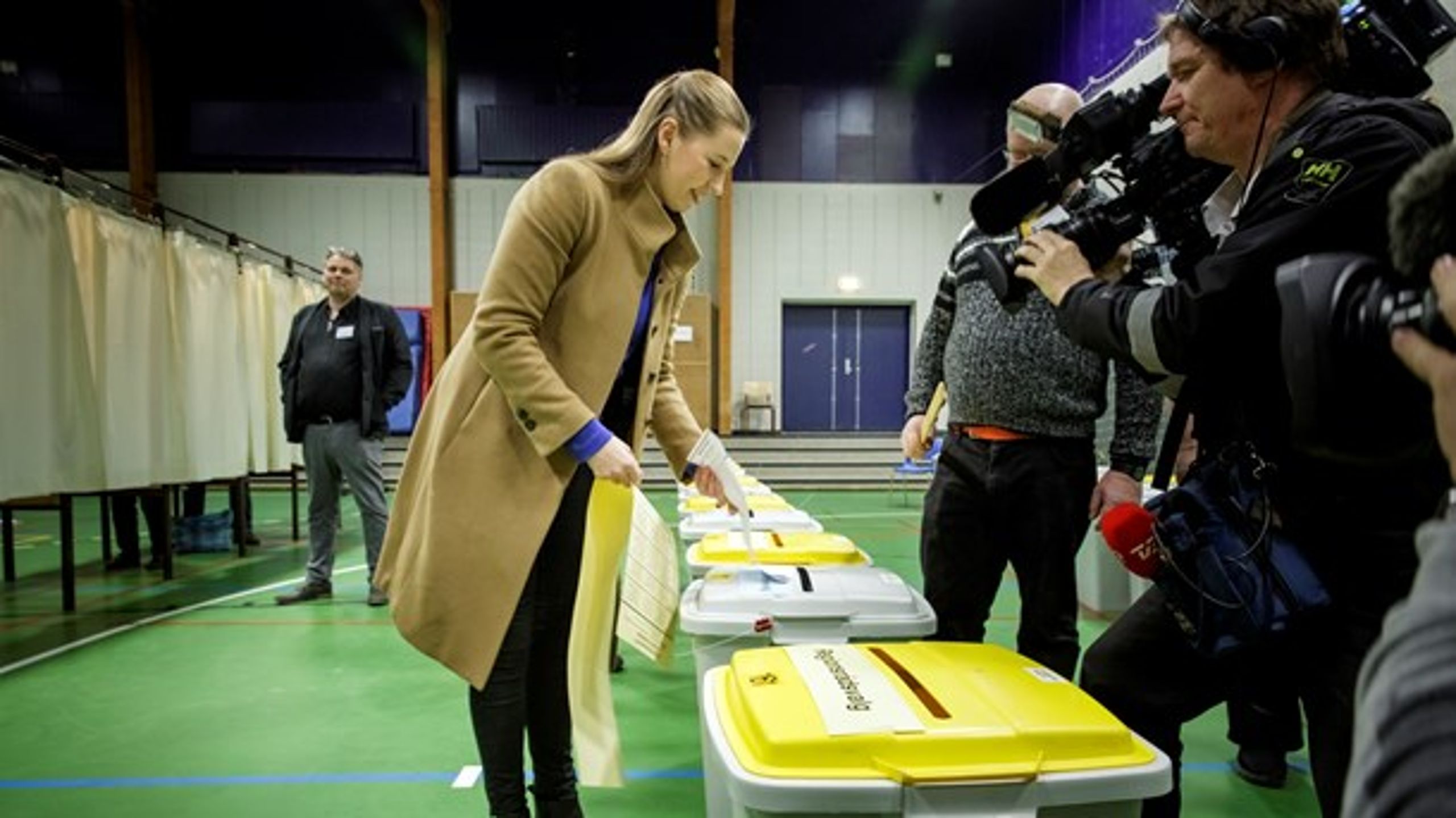 Socialdemokratiets formand, Mette Frederiksen, stemte tirsdag til kommunal- og regionsvalget i Egebjerghallen, Ballerup. Hendes parti blev kommunalvalgets største vinder.
