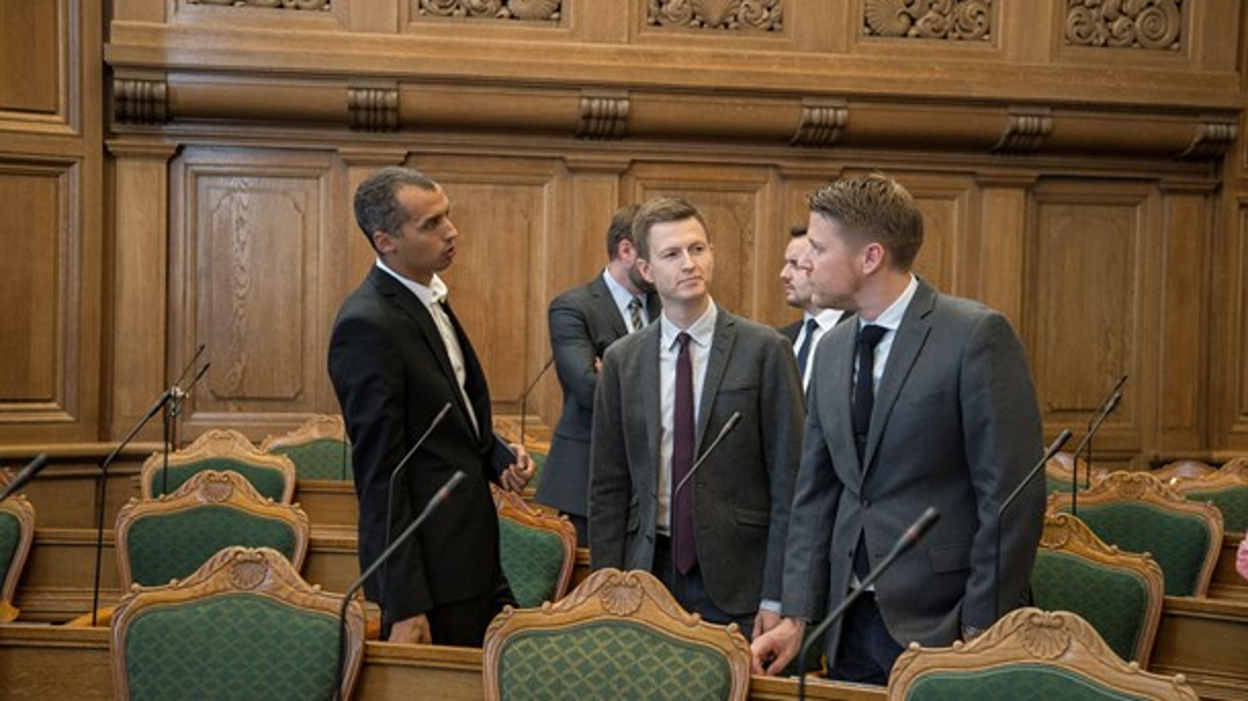 Mattias Tesfaye (til venstre) er utilfreds med Dansk Folkepartis udlægning af forhandlingerne om produktionsskoleydelsen.