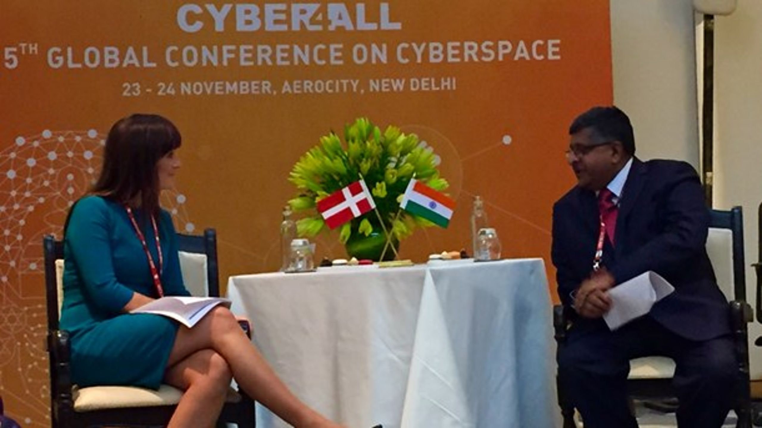 Sophie Løhde (V) i samtale med den&nbsp;indiske it-minister Ravi Shankar Prasad på international cyberkonference i New Delhi.