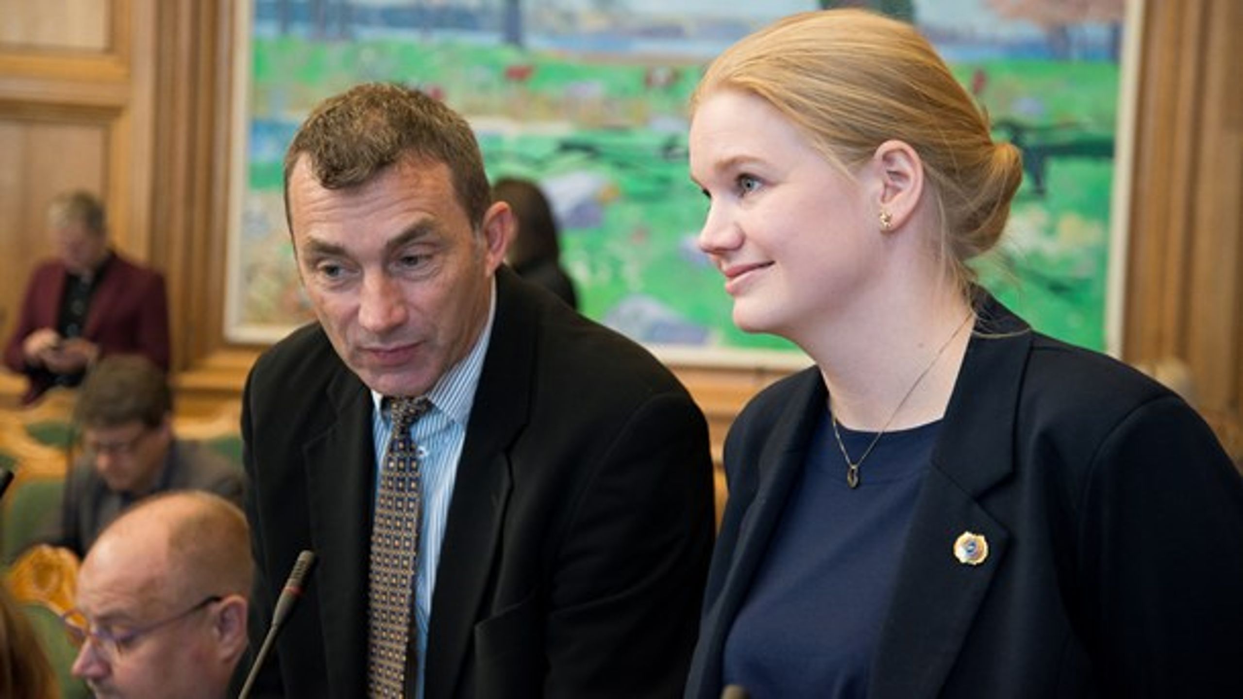 Dansk Folkepartis Marlene Harpsøe (til højre) mener ikke, regeringen forstår, hvor alvorligt problemet med manglende SOSU'er er.