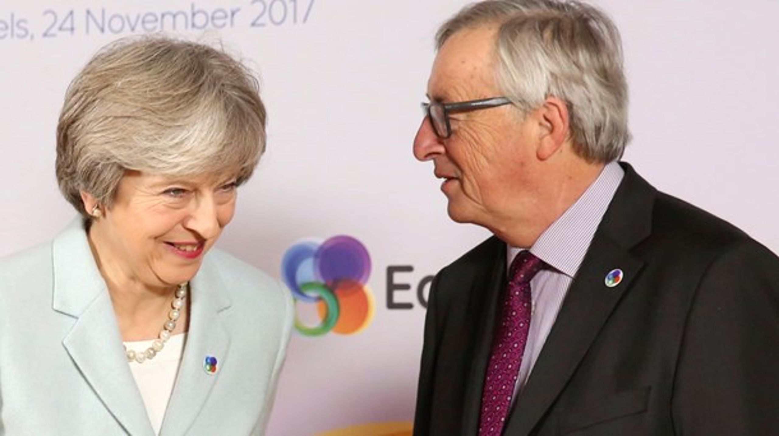 Mandag udløber den frist, som de resterende 27 EU-lande har sat for briterne til at komme med et forslag, der kan bringe skub i skilsmisseforhandlingerne mellem parterne. Derfor kommer den britiske premierminister, Theresa May, til Bruxelles for at mødes med EU-Kommissionens formand, Jean-Claude Juncker.