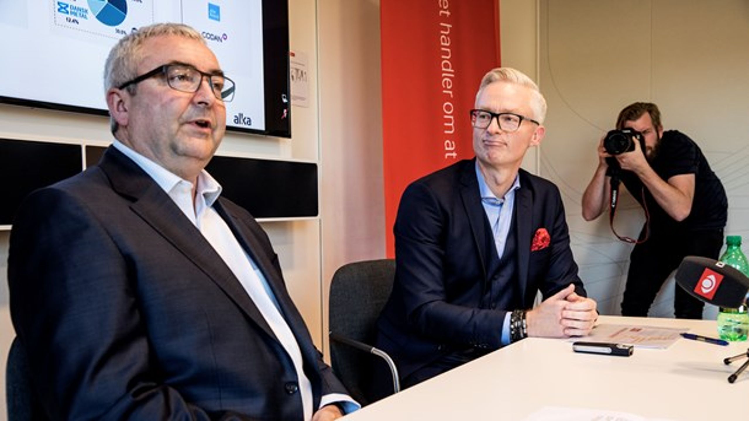 Rygterne om et salg af Alka har svirret siden sidste uge. Mandag blev der sat navn på køberen. Aftalen blev præsenteret på et pressemøde af&nbsp;Tryg-direktør Morten Hübbe (t.h.) og Alka-direktør Henrik Grønborg (t.v.).