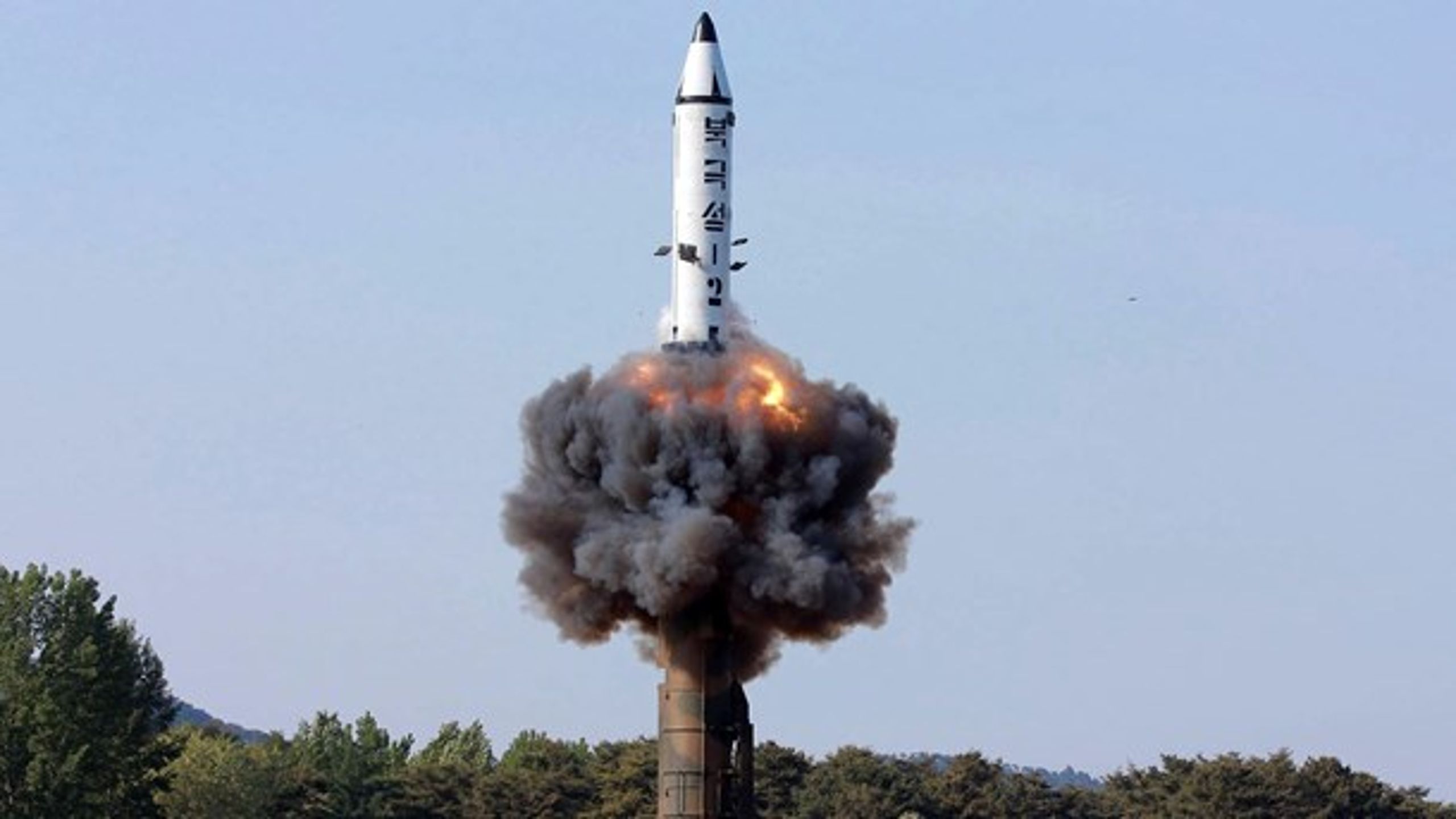 Et 'Pukgusong-2'-missil affyres fra et ukendt sted i Nordkorea.