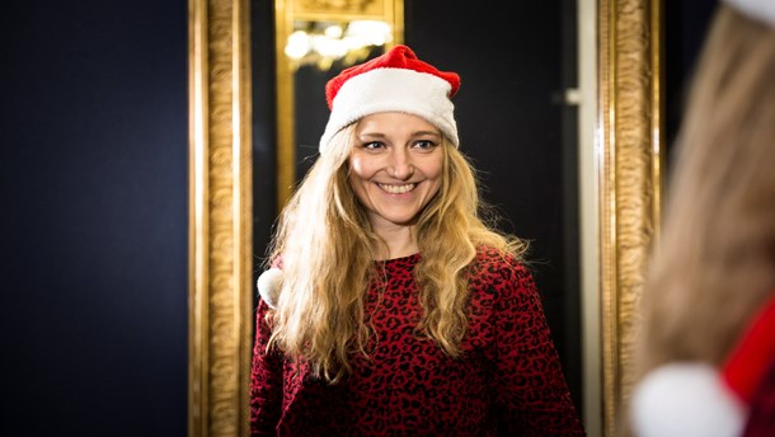 Zenia Stampe (R) er bag dagens julekalenderlåge. Til jul glæder hun sig mest til at se julelysene i sine børns øjne.