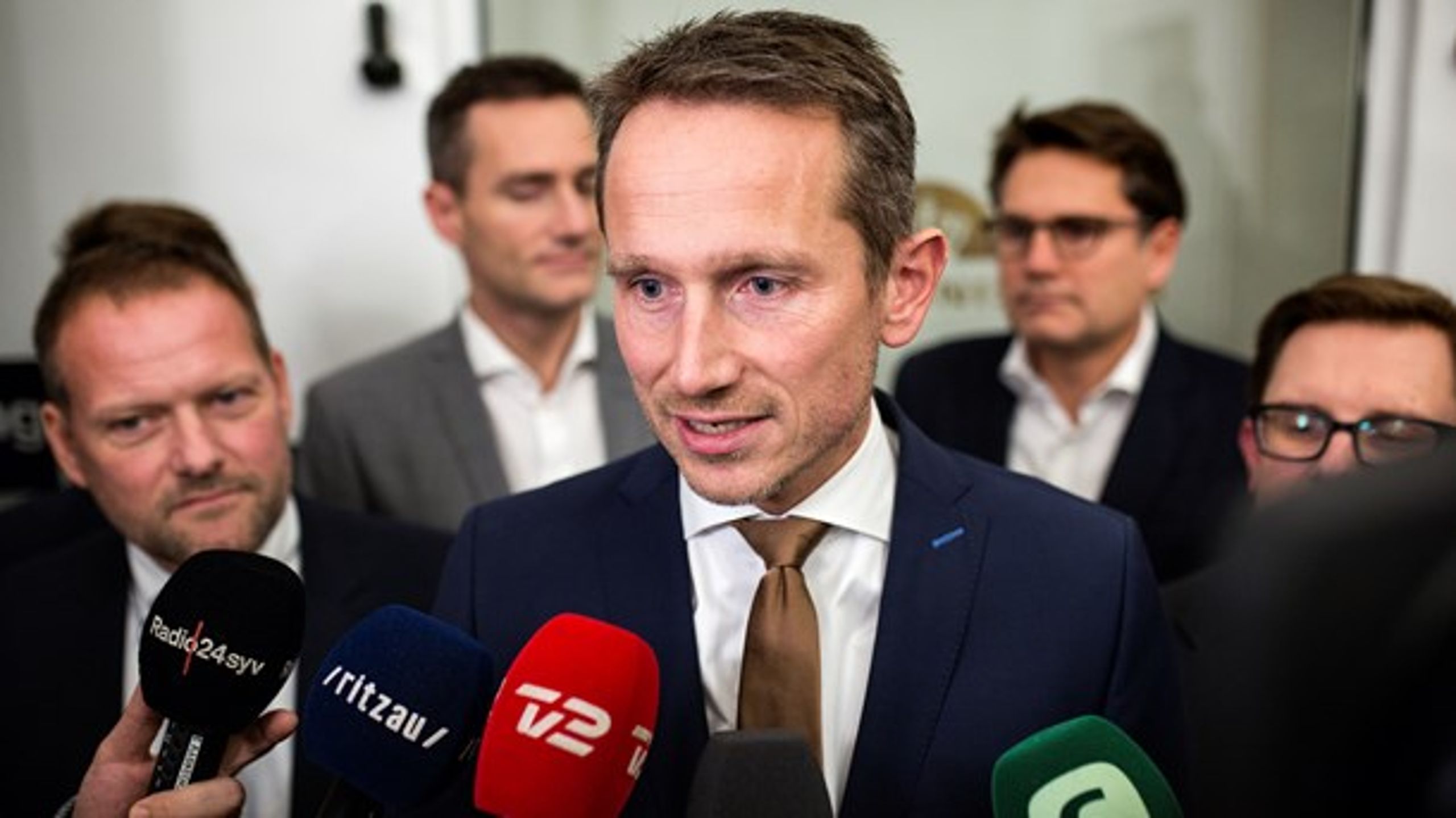 Ved finansminister Kristian Jensens (V) højre side står Dansk Folkepartis finansordfører, René Christensen.