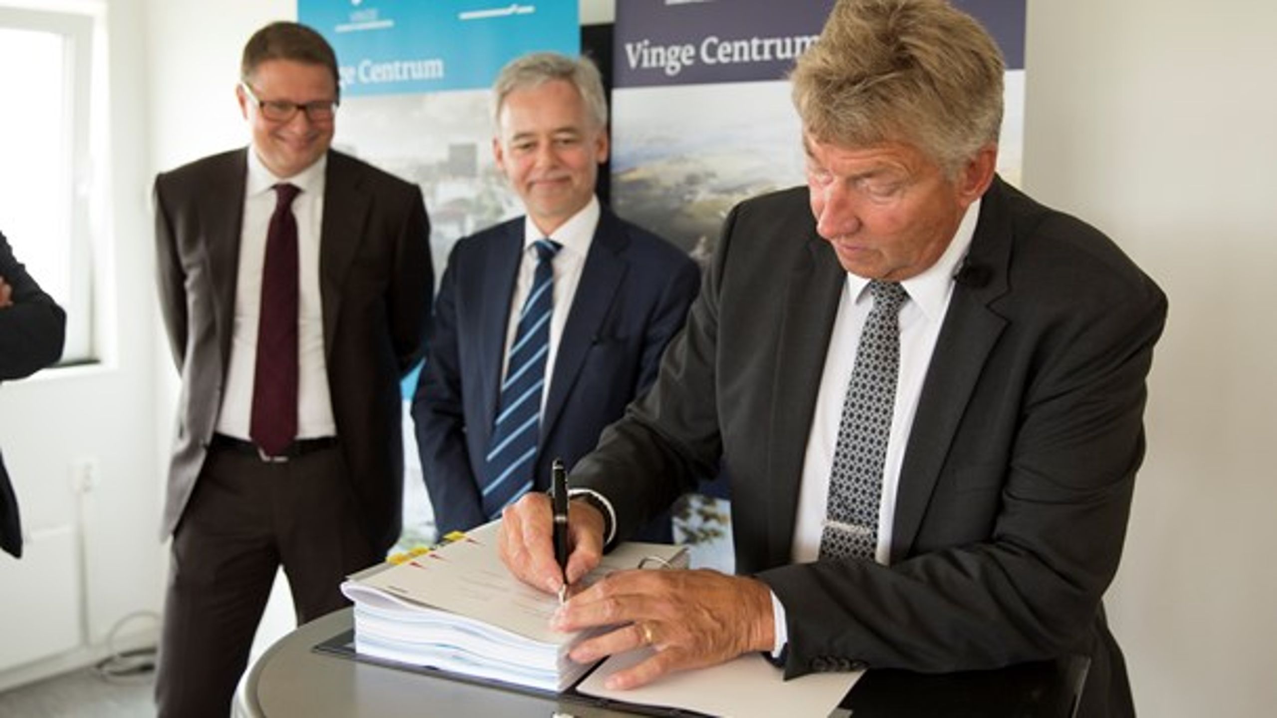 Frederikssunds borgmester, John Schmidt Andersen (V), skrev i juni under på kontrakten for udviklingen af VInge C, som skulle sikre kommunen indtægter for 163 millioner kroner allerede i 2017.<br>