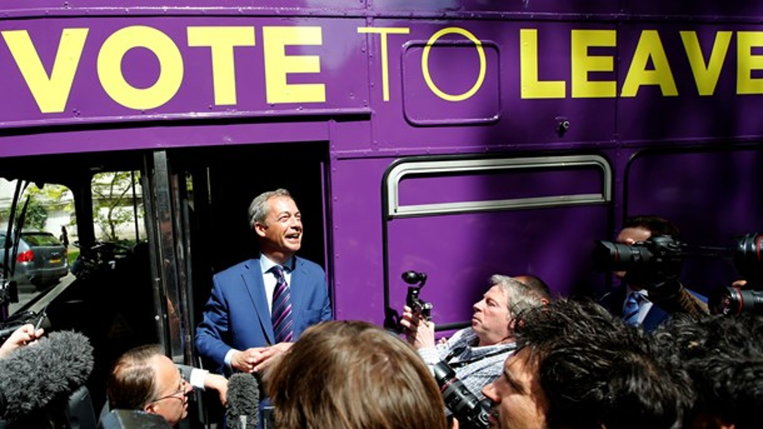 Nigel Farage træder ud af sin berømte lille kampagnebus op til den britiske folkeafstemning om medlemskabet af EU i 2016.