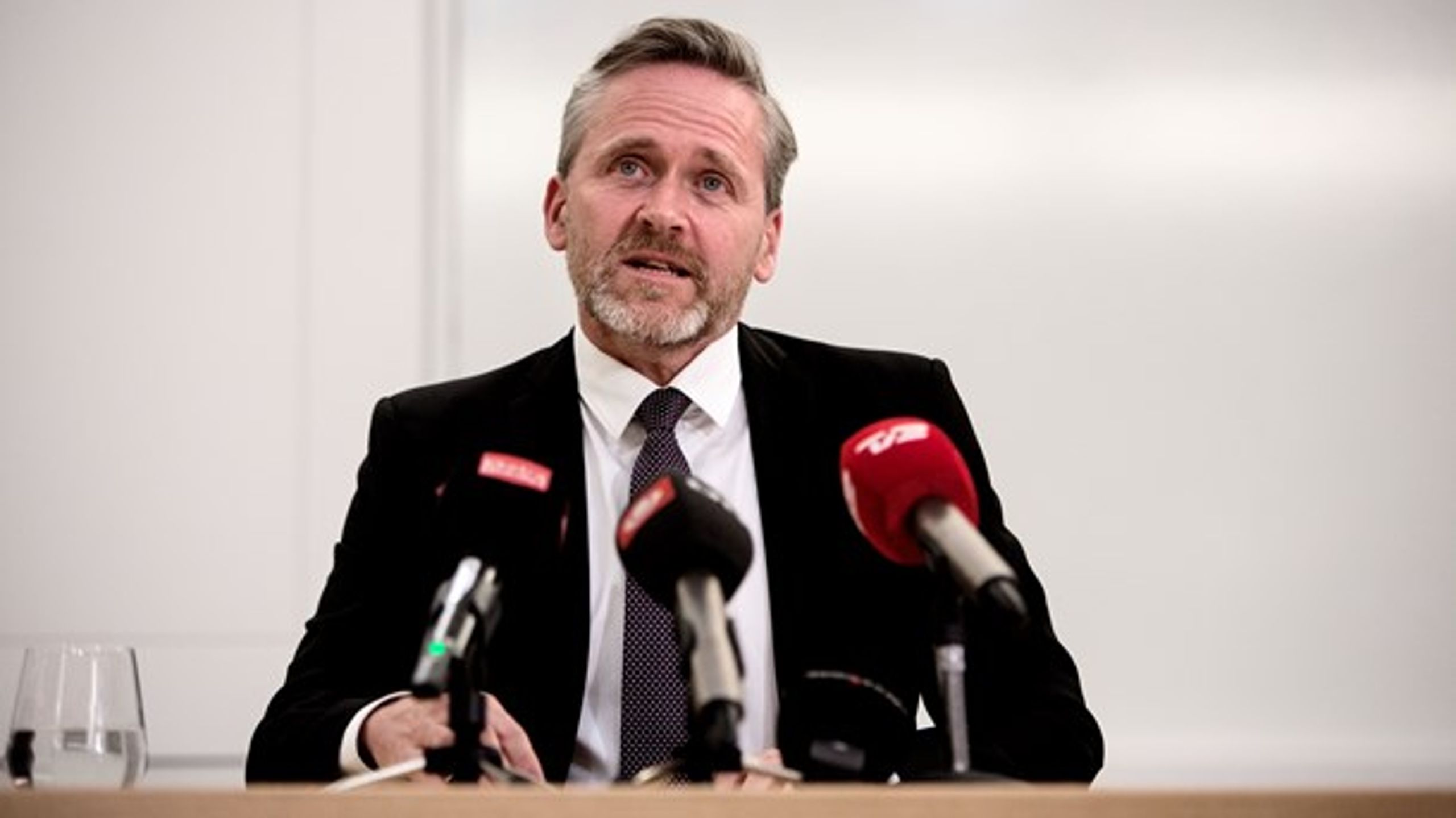"Det politiske nederlag er totalt," skriver Jyllands-Posten i dagens leder om Liberal Alliance, som nu stemmer for finansloven trods trusler om det modsatte.