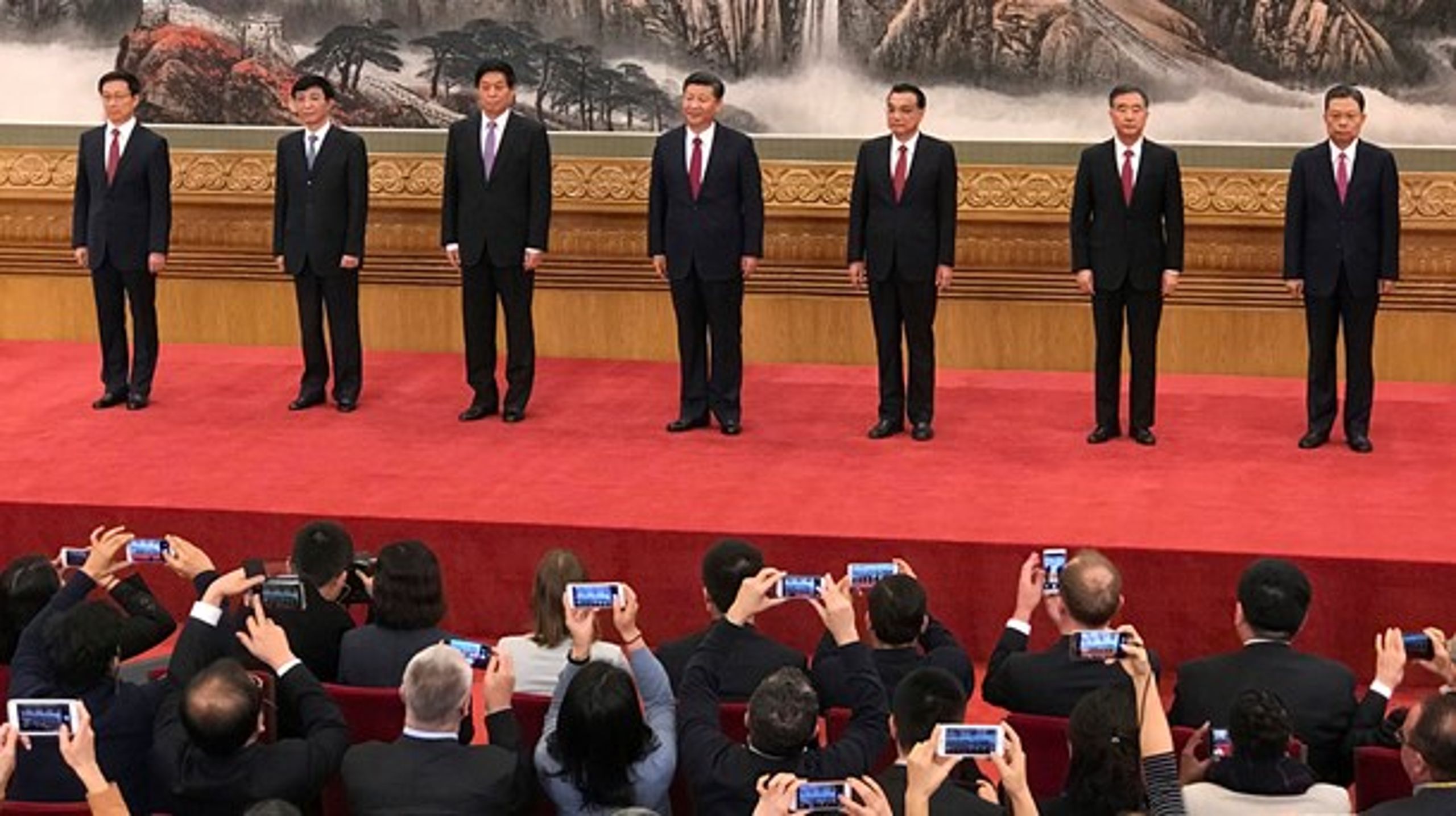 Hold øje med Wang Huning – nummer to fra venstre. Han er nyt medlem af den kinesiske Centralkomité og et eksempel på fremtidens anonyme magthavere, skriver Mikkel Vedby Rasmussen.