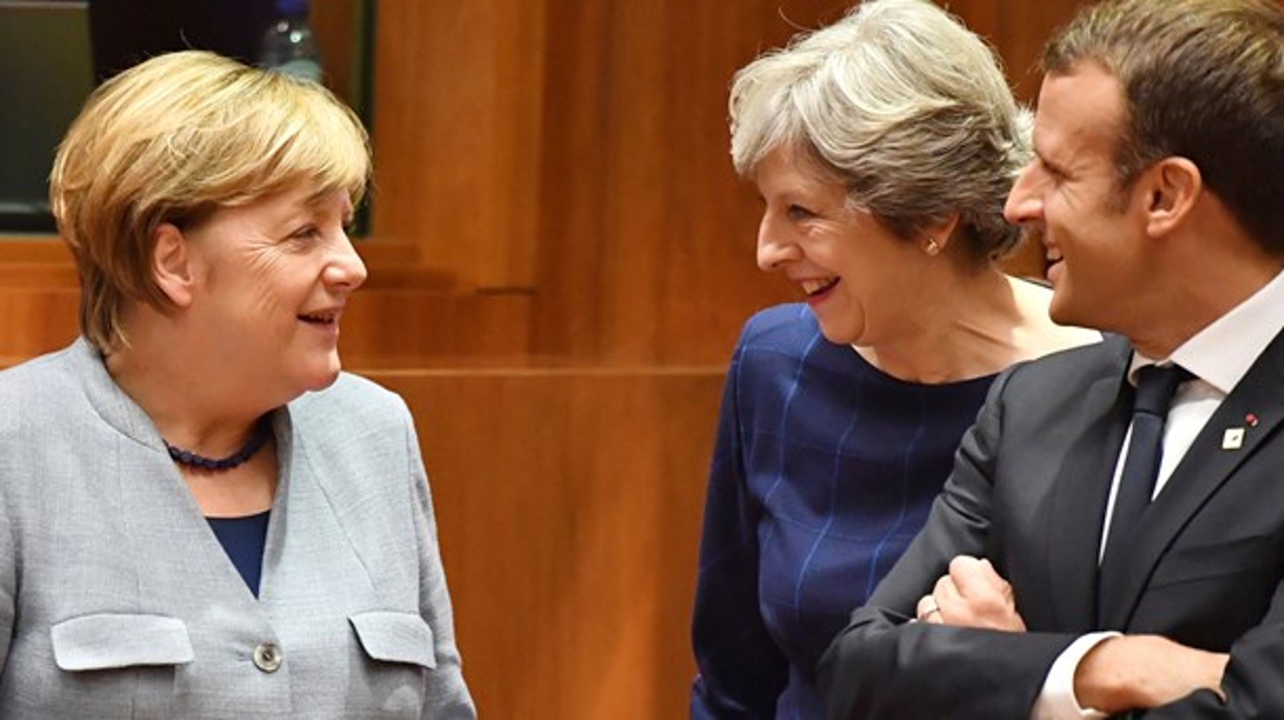 Den tyske kansler, Angela Merkel (tv.), i selskab med den britiske premierminister, Theresa May, og Frankrigs præsident, Emmanuel Macron.
