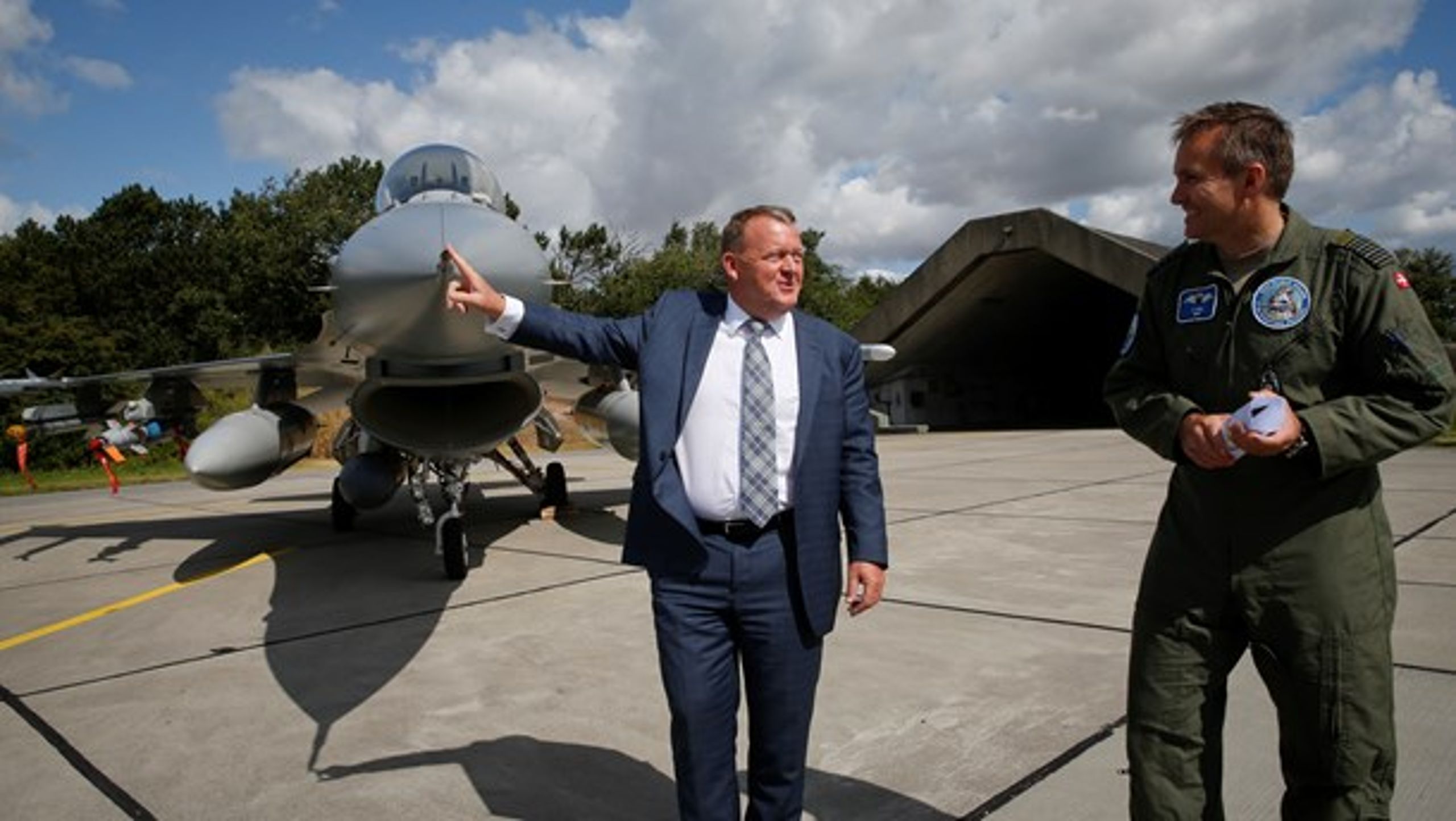 Statsminister Lars Løkke Rasmussen (V) står her ved spidsen til en af de gamle F-16-kampfly, der skal erstattes af 27 nye af modellen F-35. Syv af de nye kampfly skal dog slet ikke befinde sig i Danmark.