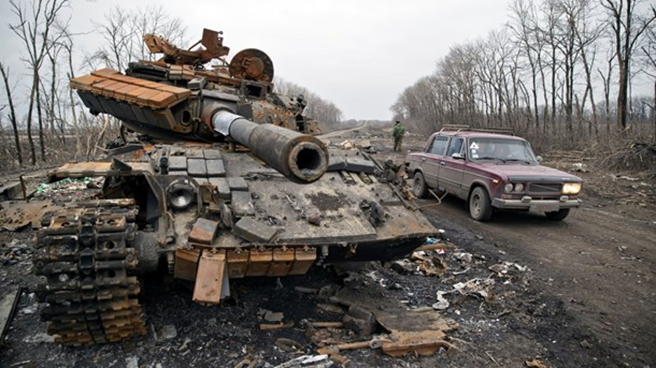 En ødelagt tank i Ukraine. Konflikten i landet har kostet 10.000 mennesker livet siden 2014, og den stopper ikke forløbig, siger ny analyse.