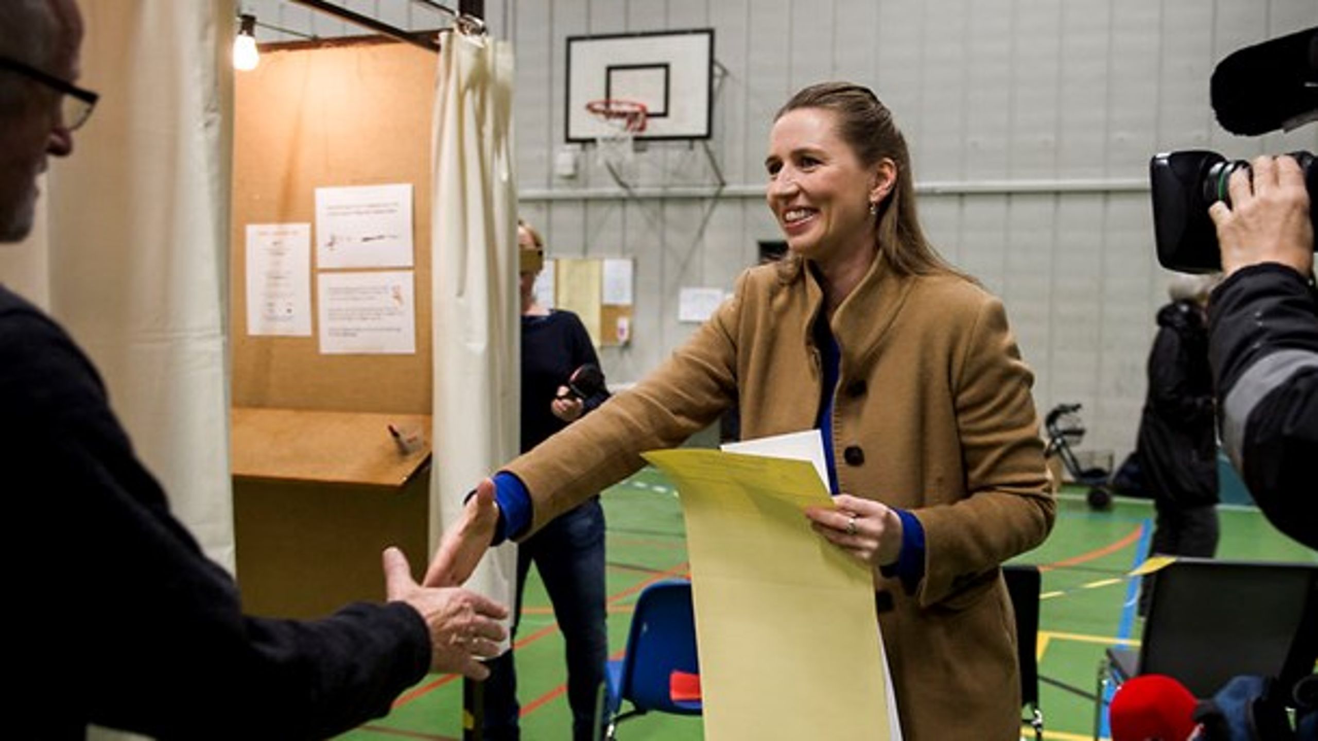 Mette Frederiksen (S) på vej til at afgive sin stemme ved kommunalvalget i november, hvor hendes parti endte som den store vinder.&nbsp;