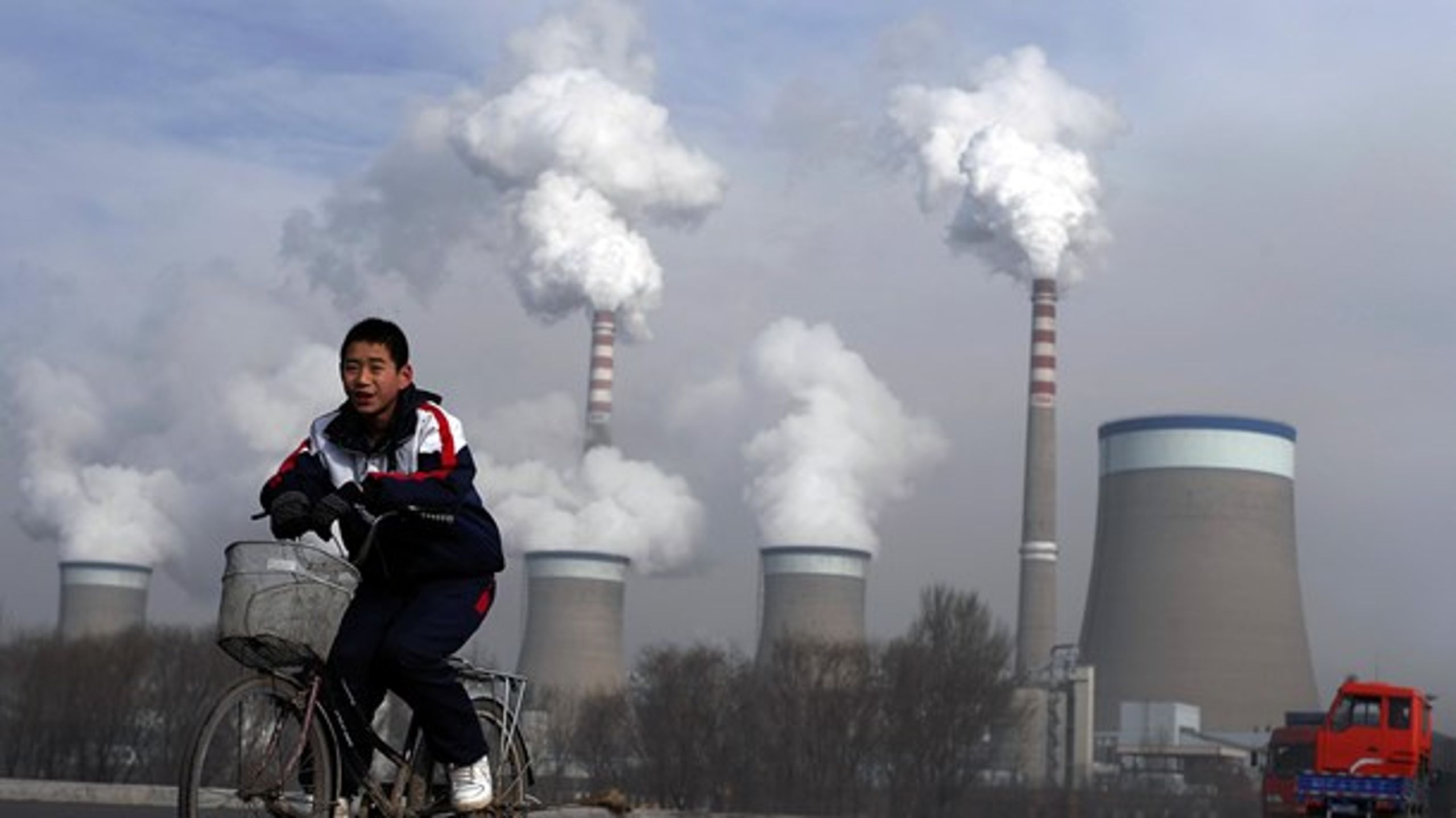 Virksomheder i Danmark og mange andre OECD-lande har flyttet industriproduktionen til for eksempel Kina, så landenes klimabelastning er langt større, end tallene viser,&nbsp;skriver Per Henriksen.