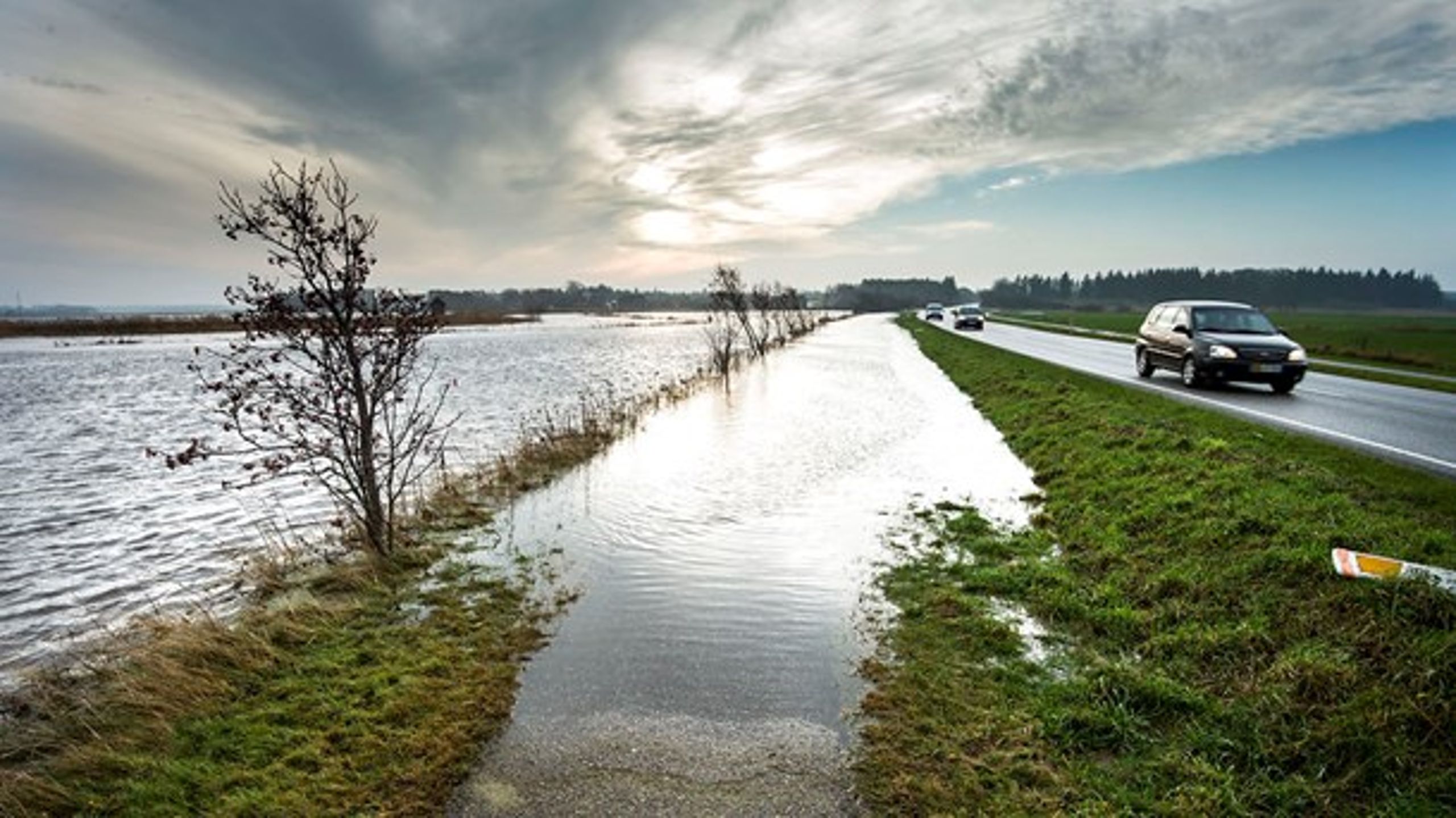 En del af årsagen til de mange oversvømmede og forsumpede marker rundt i Danmark er blandt andet en&nbsp;kombination af mere regn og et&nbsp;stigende havvandspejl. Men landmandens dræning er også en del af problemet.&nbsp;&nbsp;