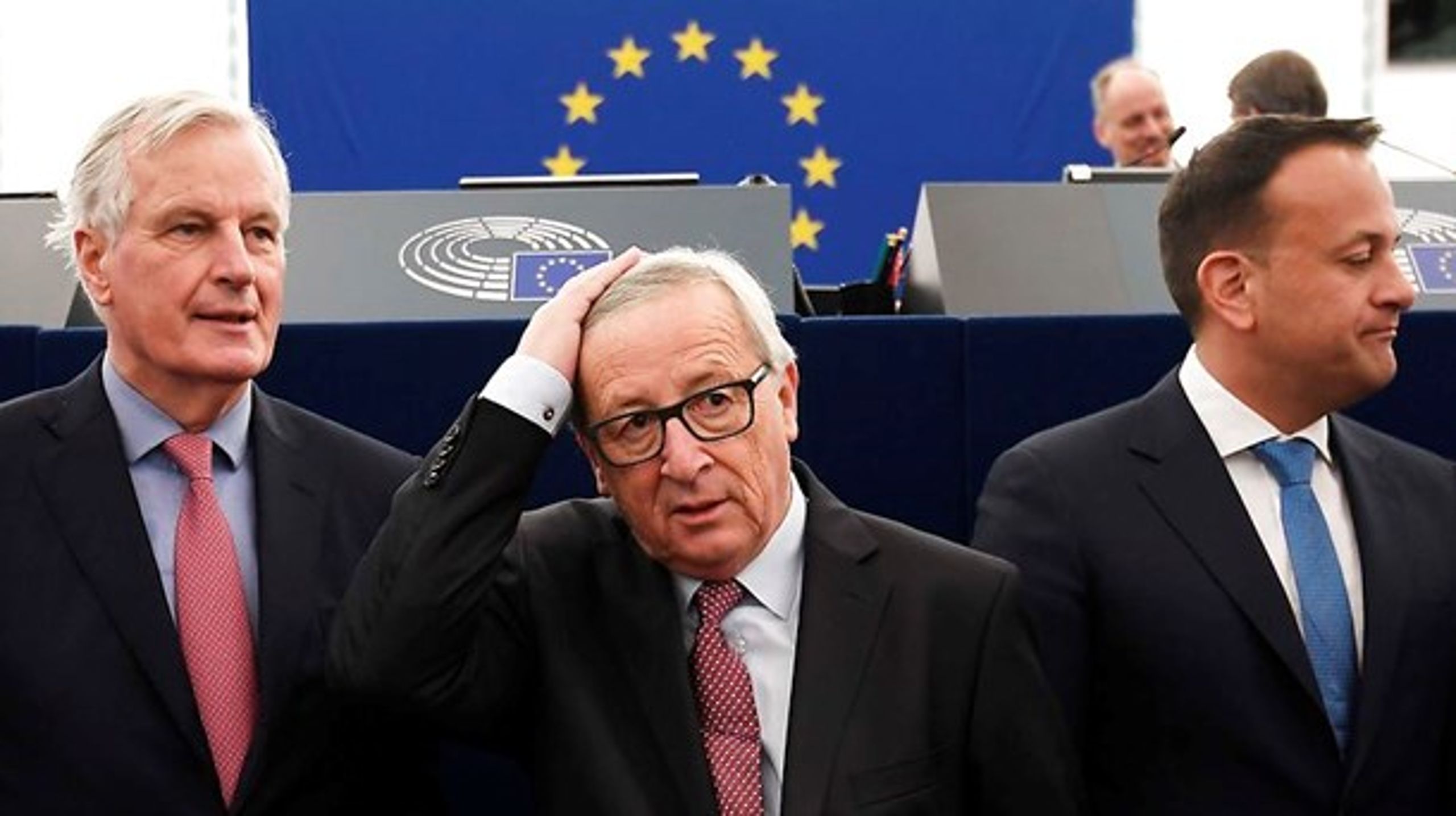 Tre mænd i søgelyset i EU's spitzenkandidat-proces. Irlands premierminister, Leo Varadkar (t.h.), meldte onsdag ud i en tale i Europa-Parlamentet,&nbsp;at han støtter processen. Jean-Claude Juncker (i midten) blev i 2014 den første kommissionsformand udnævnt som følge af den. Michel Barnier (t.v.) blev slået af Juncker som de konservatives kandidat i 2014, men spås en god chance i 2019.