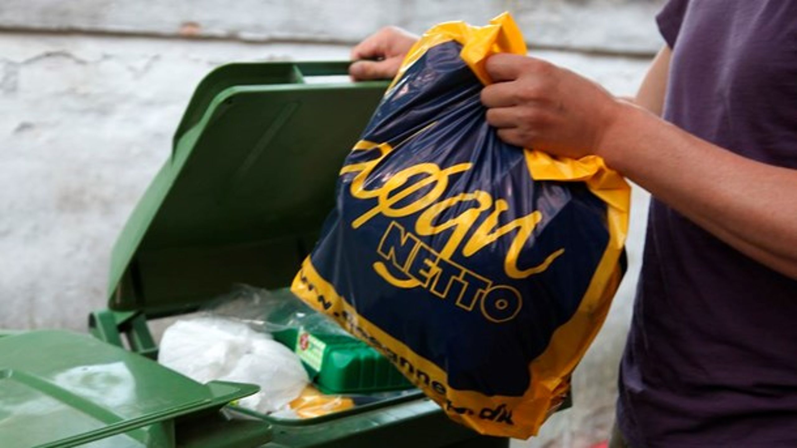 Plastikbæreposer er meget udskældte, og mange butikker har udskiftet dem med papirsposer.&nbsp;Men spørgsmålet er, om det er miljømæssigt klogt, når affaldshåndteret og genanvendt plast kan være et miljøvenligt materiale.