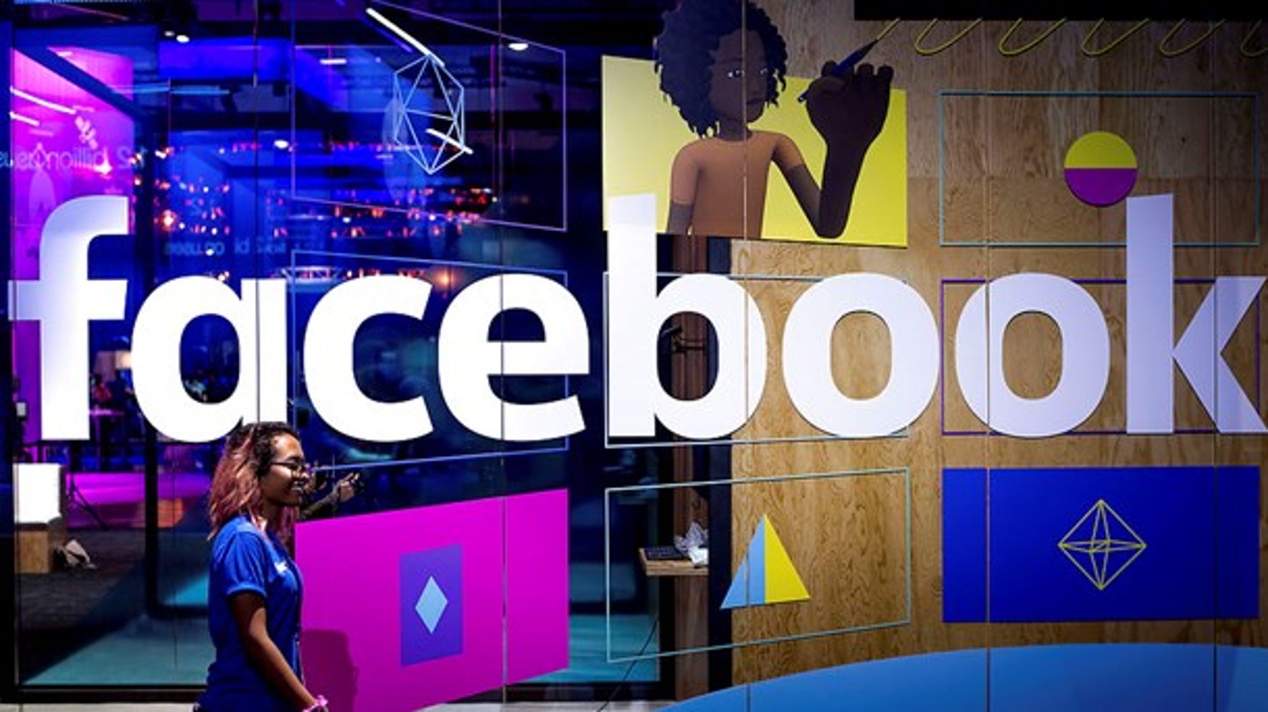 Facebook kommer i vælten i EU-land flere gange i denne uge. Først kommer direktør Sheryl Sandberg til Bruxelles, og så afgør EU-Domstolen, om det sociale medie kan sagsøges under EU-retten for at dele brugernes oplysninger med de amerikanske efterretningstjenester.