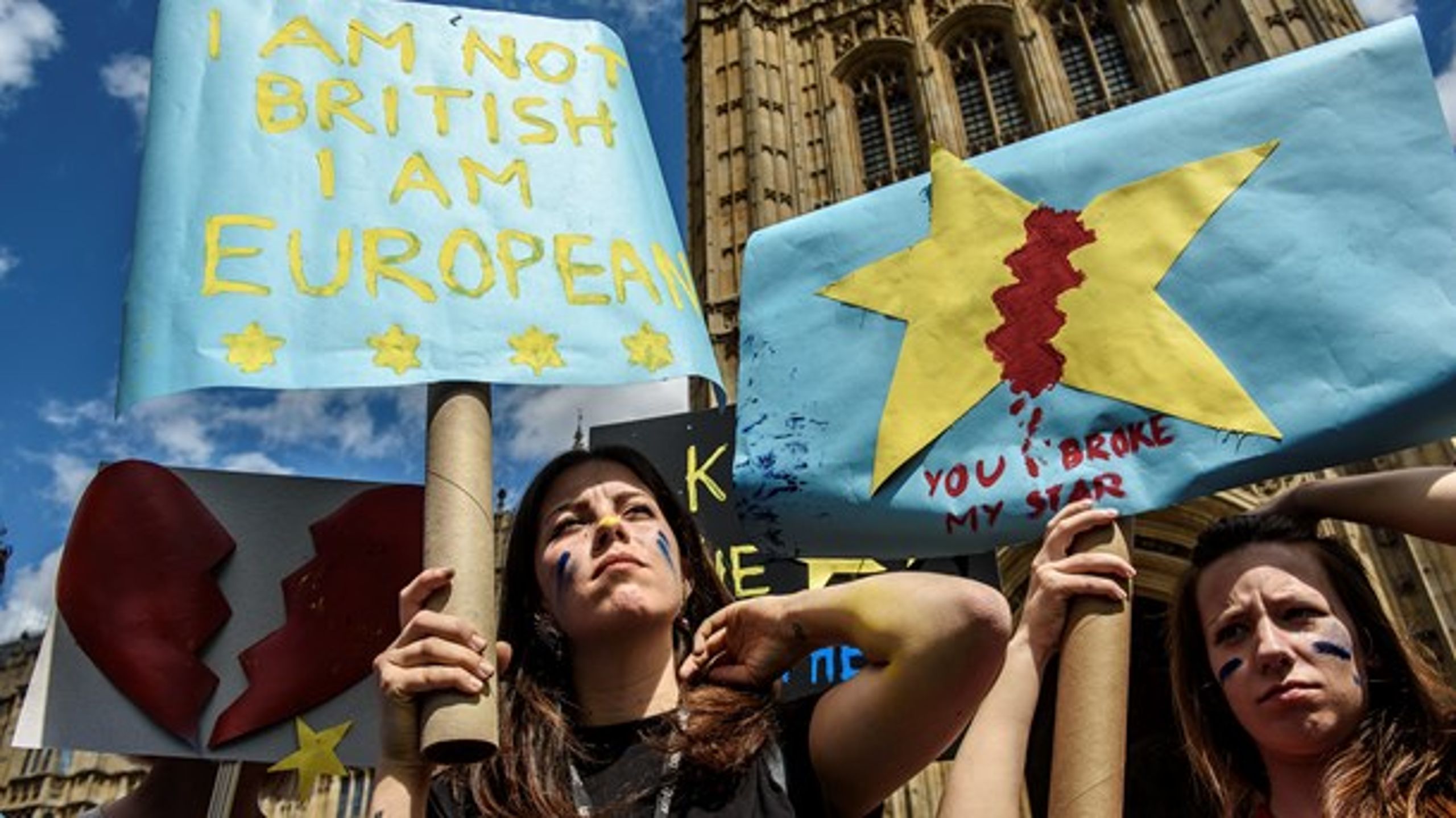 Unge demonstranter i London dagen efter Brexit-afstemningen. Det var ikke de unge, der stemte for Trump eller Brexit, skriver Anton Lykketoft.