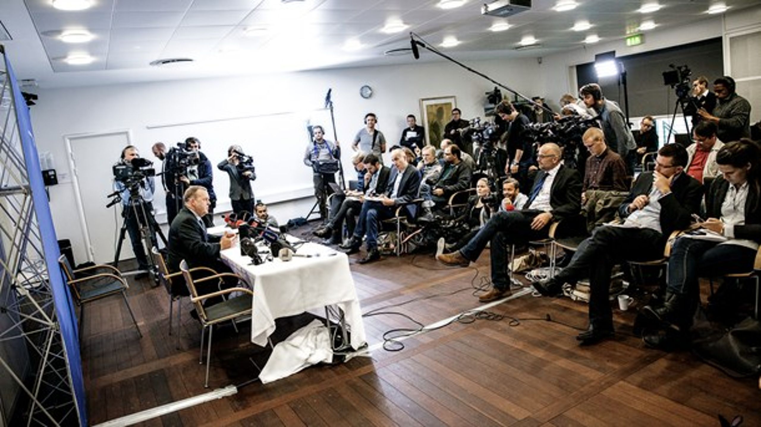 På et pressemøde i oktober 2013 bruger&nbsp;Lars Løkke Rasmussen 3 timer og 43 minutter på at besvare pressens spørgsmål om rejser betalt af den grønne organisation GGGI. Han fremlægger også alle sine rejsebilag.
