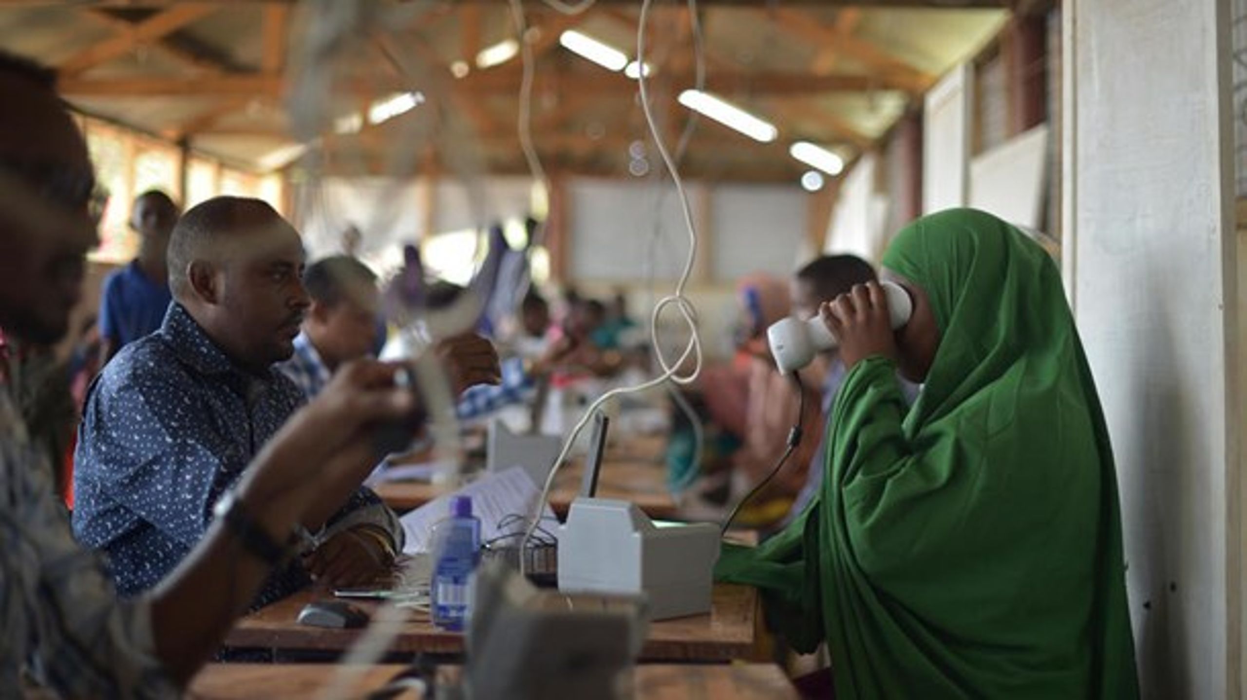 UNHCR forudser, at de snart kan fatslå en flygtnings identitet ved at undersøge deres telefon. Fotoet viser biometrisk registrering i Dadaab-flygtningelejren i Kenya.<br>