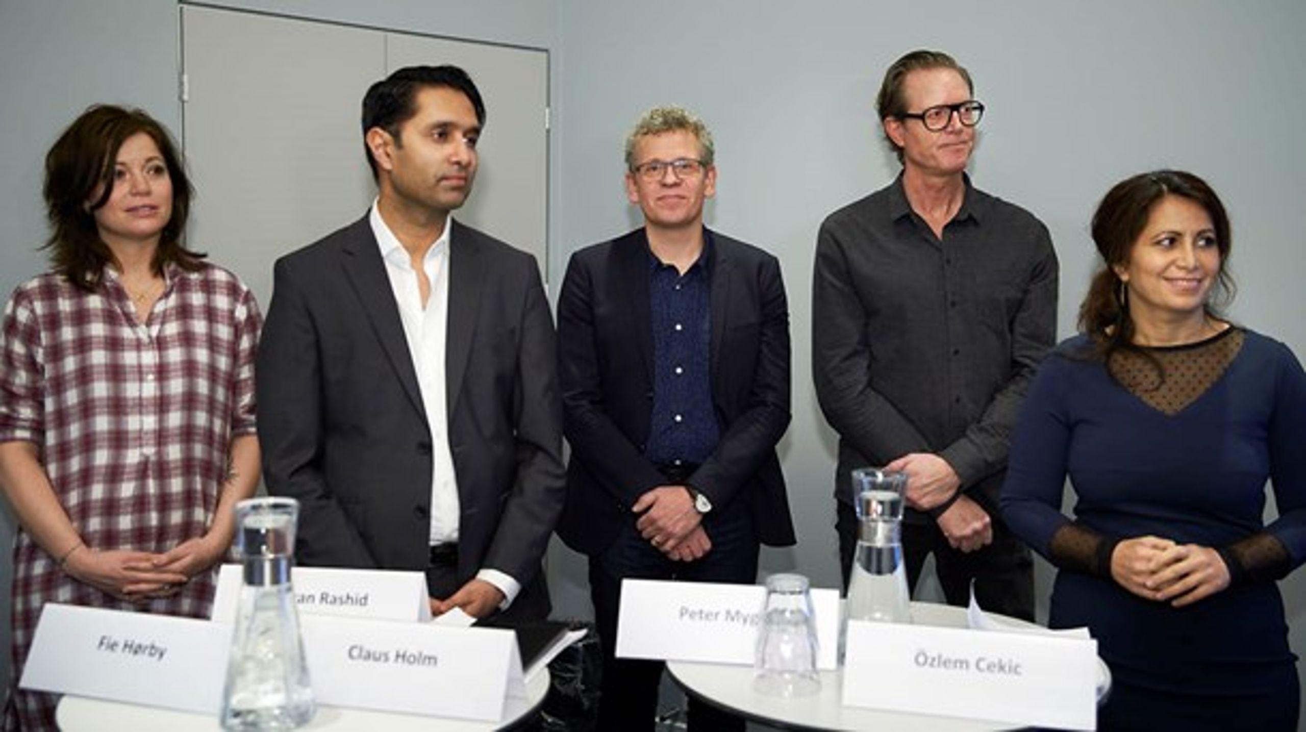 Det 11 mand høje opdragelses-panel består blandt andre af (fra venstre mod højre) Fie Hørby, Imran Rashid, Claus Holm, Peter Mygind og Özlem Cekic.