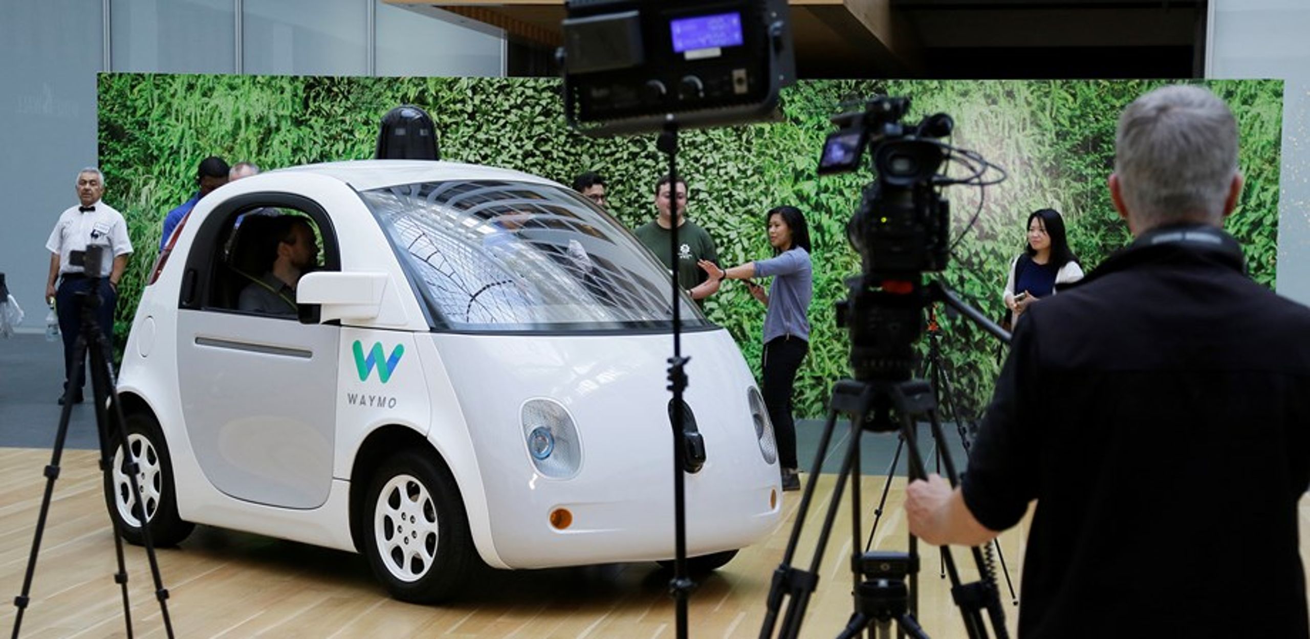 Googles selvkørende bil, Waymo,
har hverken rat
eller pedaler - og
både design og
navn bærer mindelser
om Disneys
Wall-E-film fra
2008.