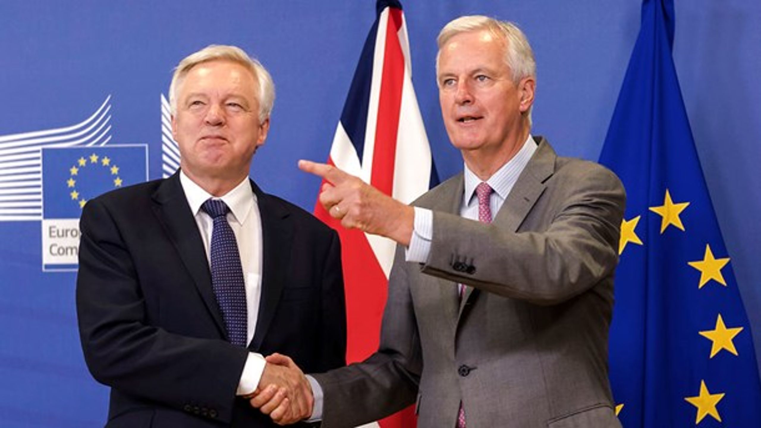 EU's og Storbritanniens Brexit-forhandlere, Michel Barnier (t.h.) og David Davis (t.v.) mødes for første gang i år i forsøget på at få briternes skilsmisseforhandlinger på skinner.