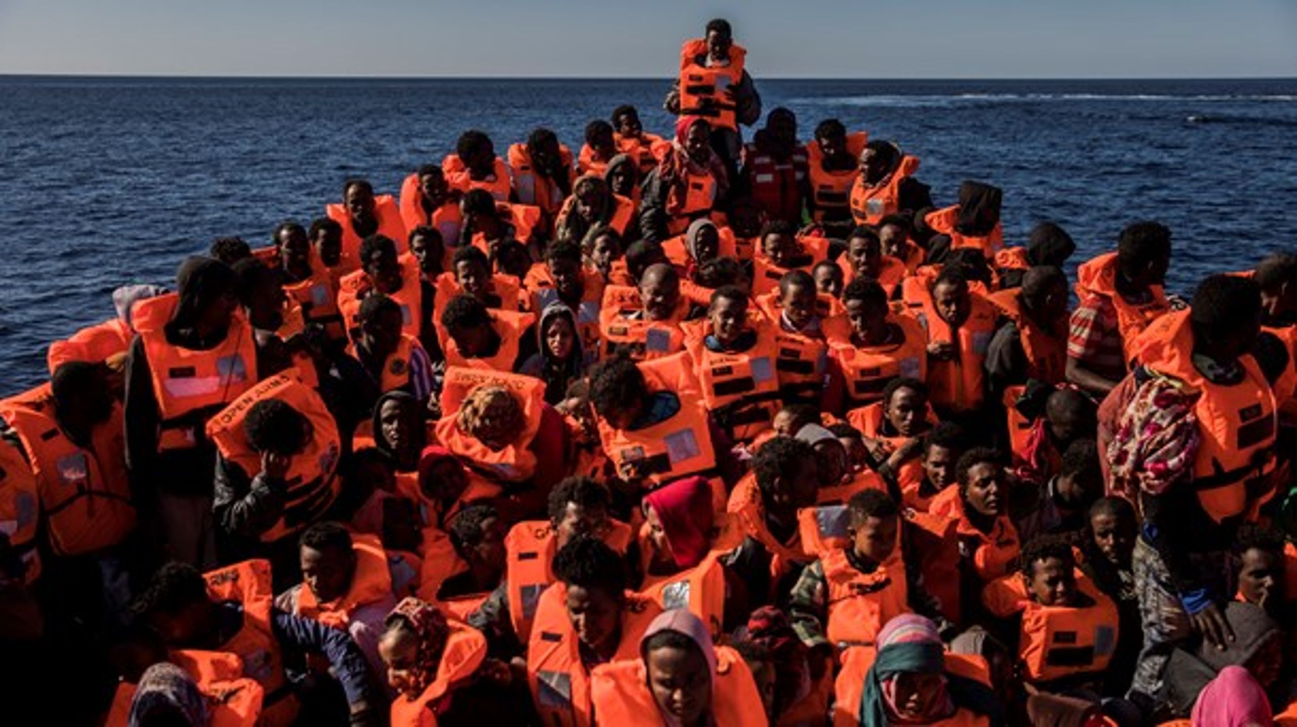 450 flygtninge, primært fra Eritrea, venter på at blive reddet af spanske nødhjælpsarbejdere, mens de forsøger at sejle fra Libyen til Europa. (Foto: Ritzau).<br>