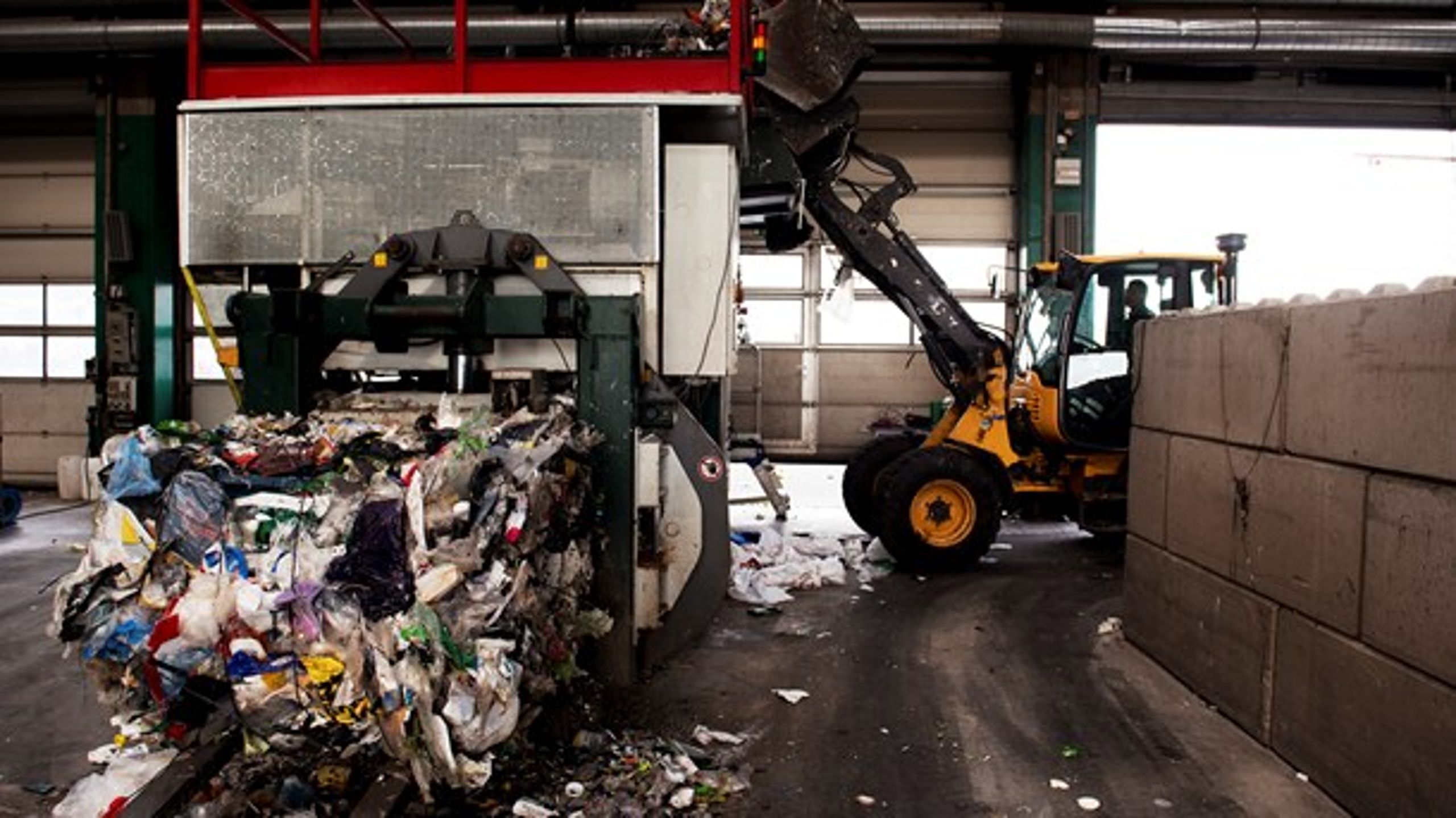 Så længe kommunerne har anvisningsret til affald, er det samlede resultat, at der forbrændes for meget og genanvendes for lidt, skriver Erik Østergaard, direktør for DTL.