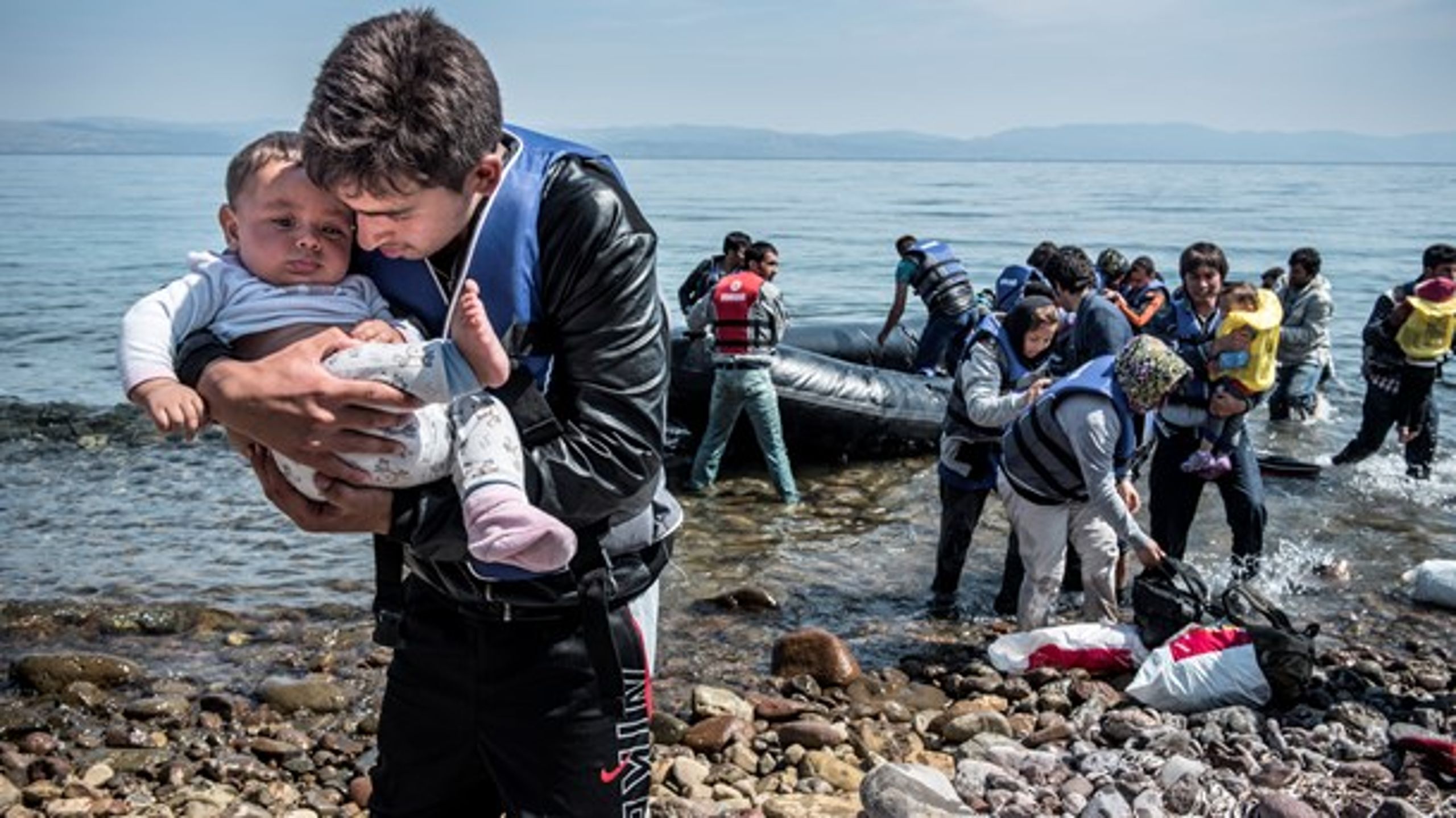 Billeder af flygtninge,
der går i
land på græske og
italienske strandbreder
er blevet
hverdagskost for verdenssamfundet.
Nu opfordrer
FN til en ny global
flygtningeaftale.